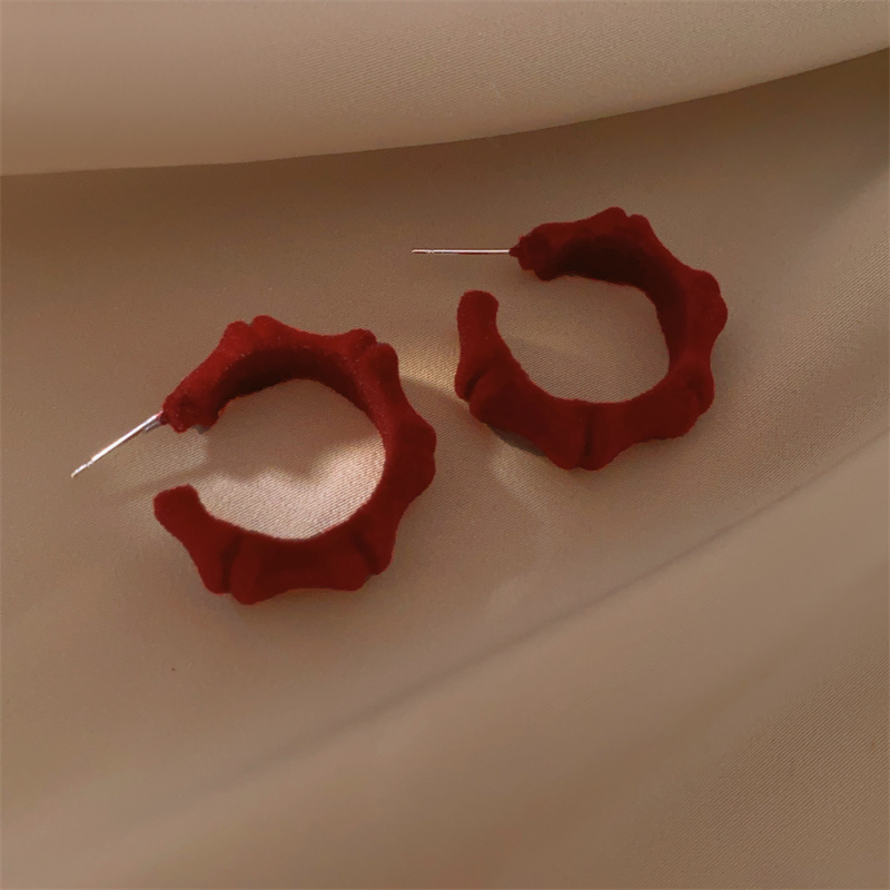 Autumn and winter retro style red velvet earrings, women's niche design sense, simple and elegant, unique round stud earrings Specification image