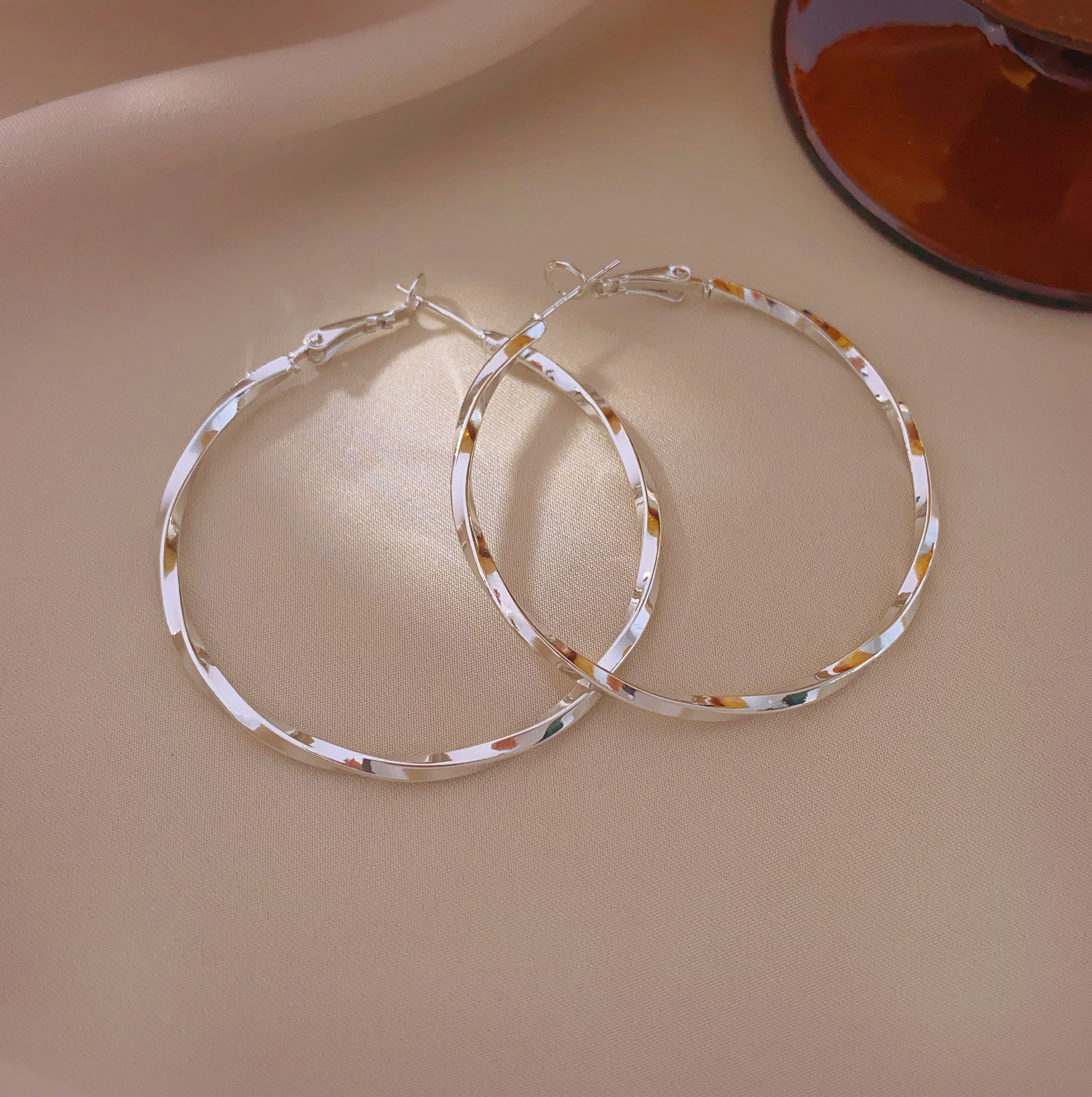 2024 New European and American earrings, fashionable and elegant ear rings, light luxury earrings, women's light luxury Application Scenario