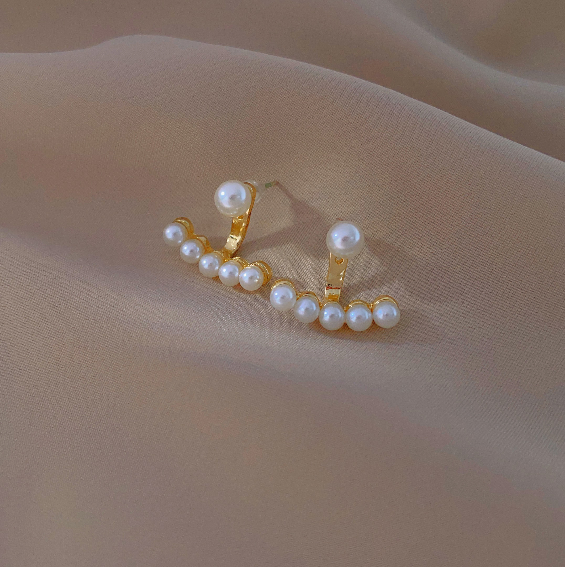 A new and fashionable pair of earrings with two earrings, exuding a sense of elegance and sophistication. These earrings feature a niche design for women Specification image