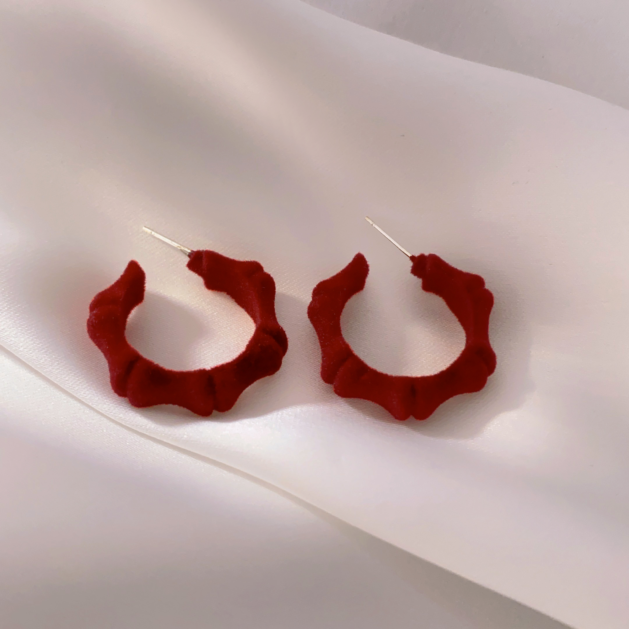 Autumn and winter retro style red velvet earrings, women's niche design sense, simple and elegant, unique round stud earrings