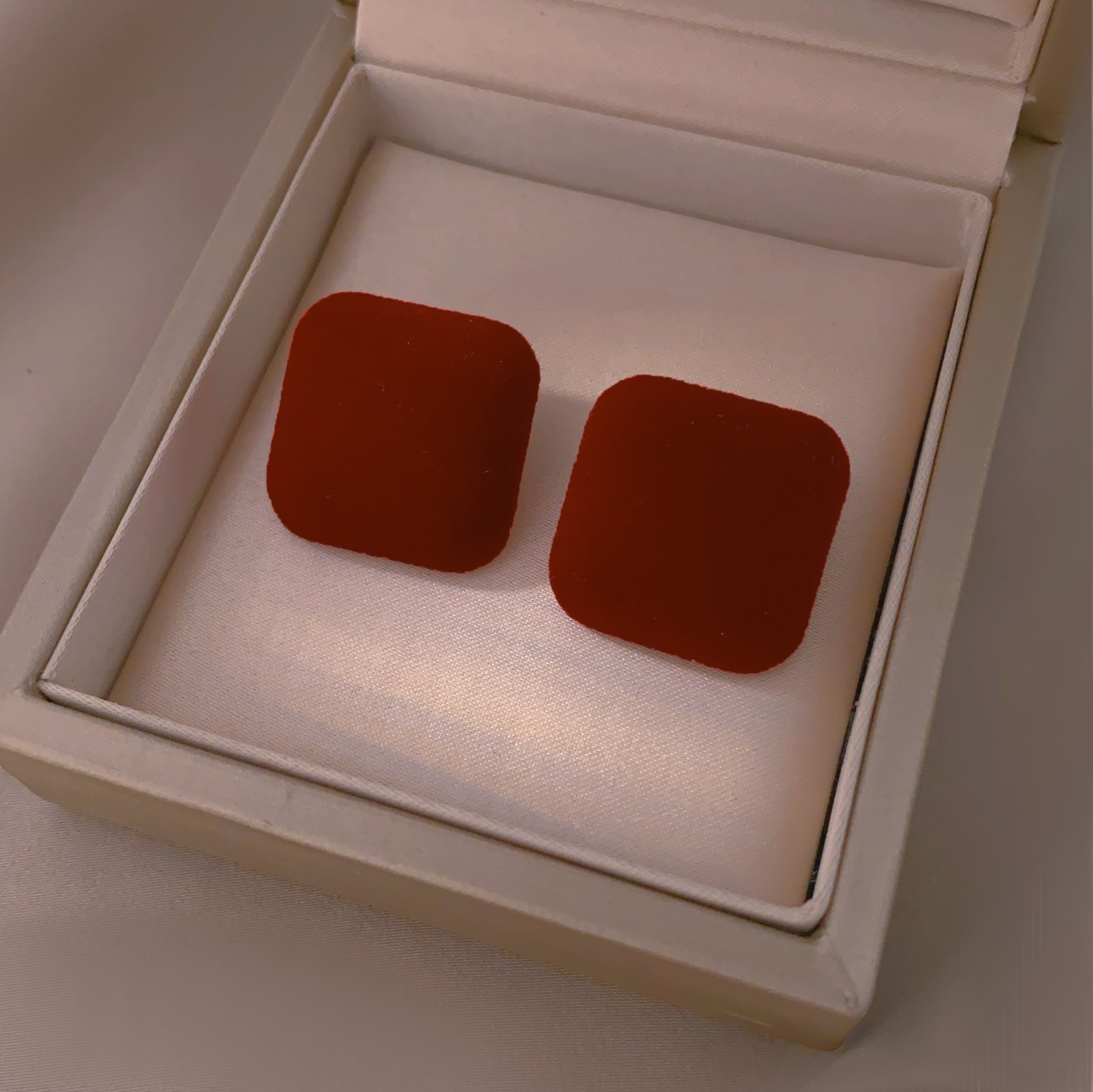 Autumn and winter retro style, wine red square velvet earrings, women's niche design sense, simple and elegant, unique round stud earrings Specification image