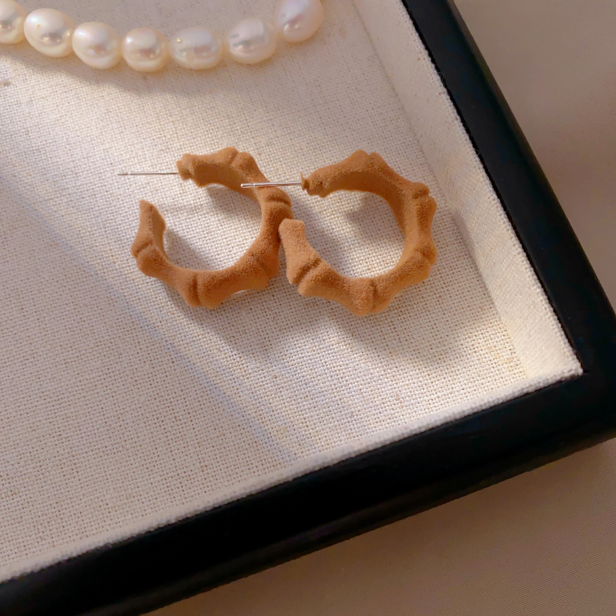 Autumn and winter retro style khaki velvet earrings, women's niche design sense, simple and elegant, unique round stud earrings Specification image