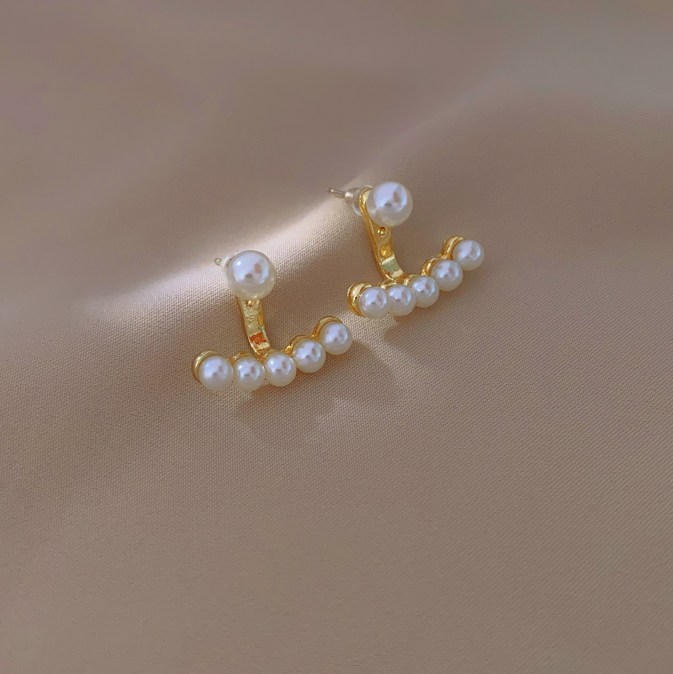 A new and fashionable pair of earrings with two earrings, exuding a sense of elegance and sophistication. These earrings feature a niche design for women