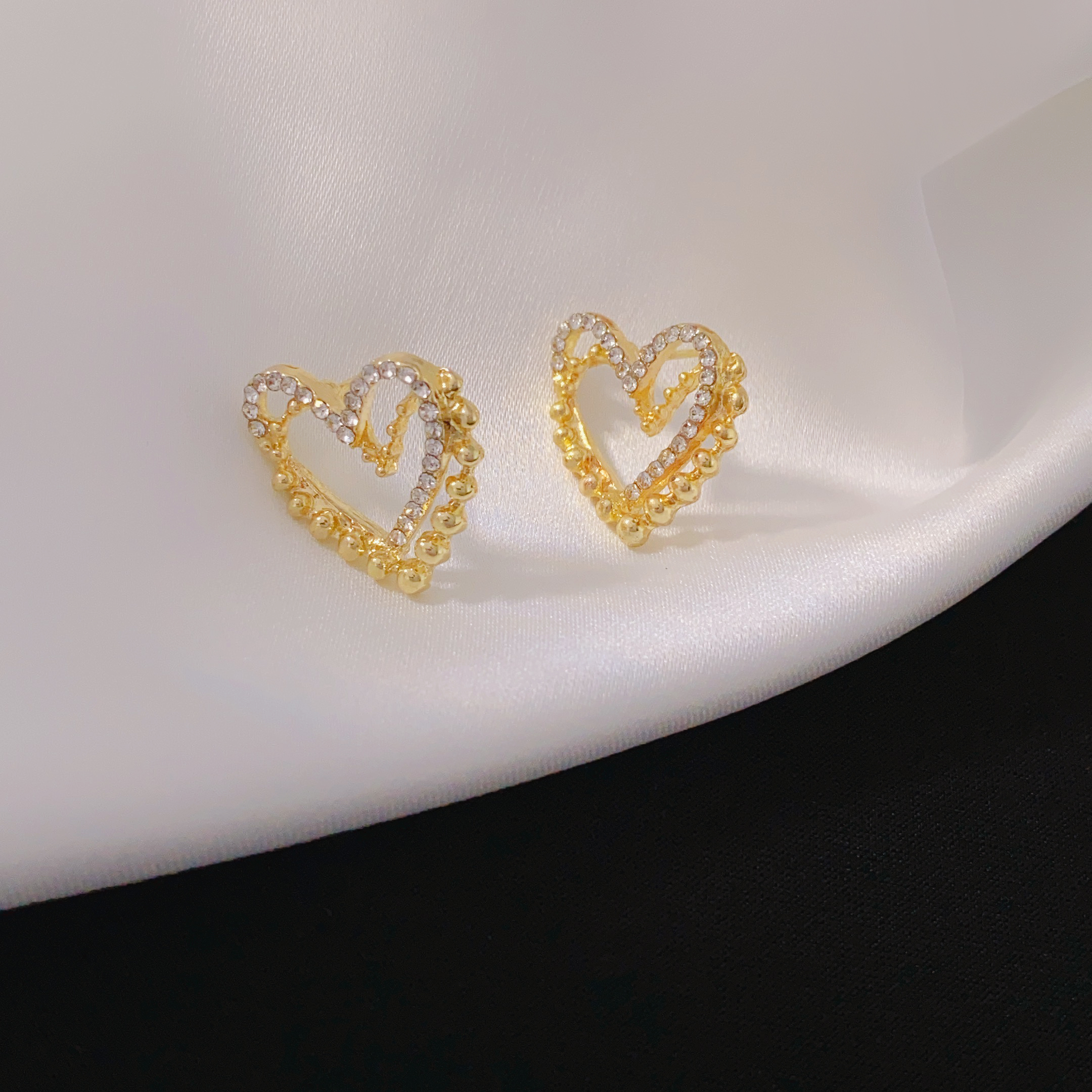 The new 2024 style of elegant, light luxury, fashionable, versatile, retro French, simple and exquisite heart-shaped stud earrings