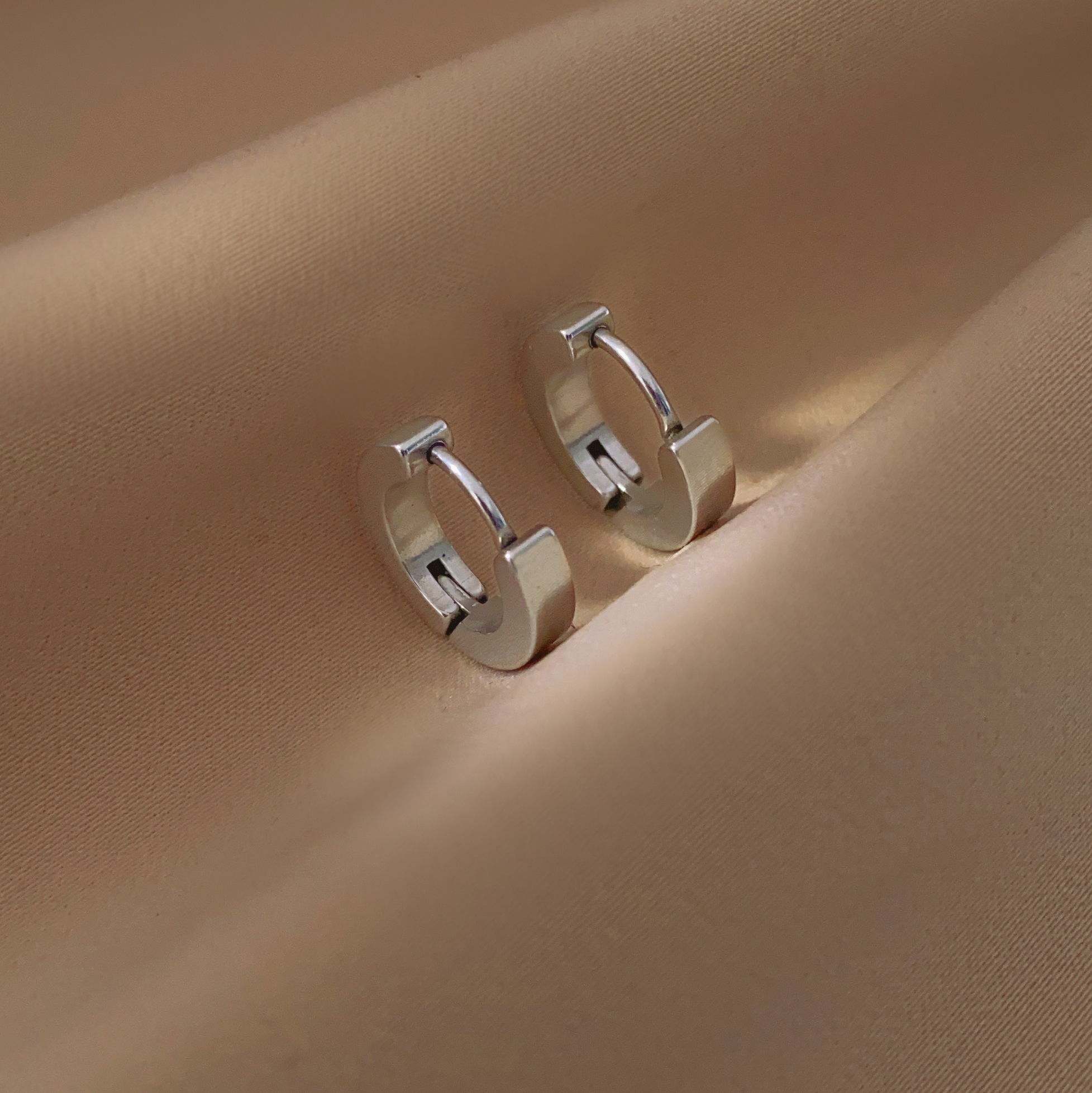 The new 2024 earrings feature a trendy, niche design, trendy stud earrings, cool and stylish earrings, and simple ear buckles