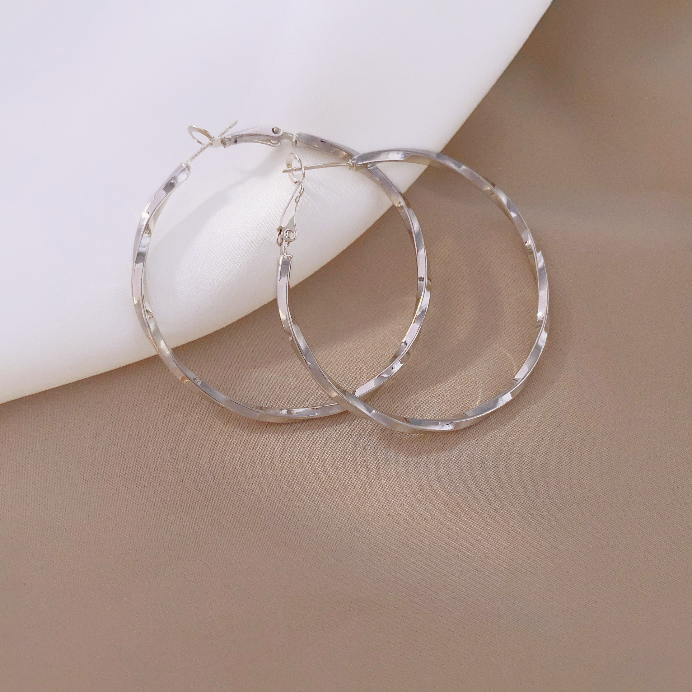 2024 New European and American earrings, fashionable and elegant ear rings, light luxury earrings, women's light luxury