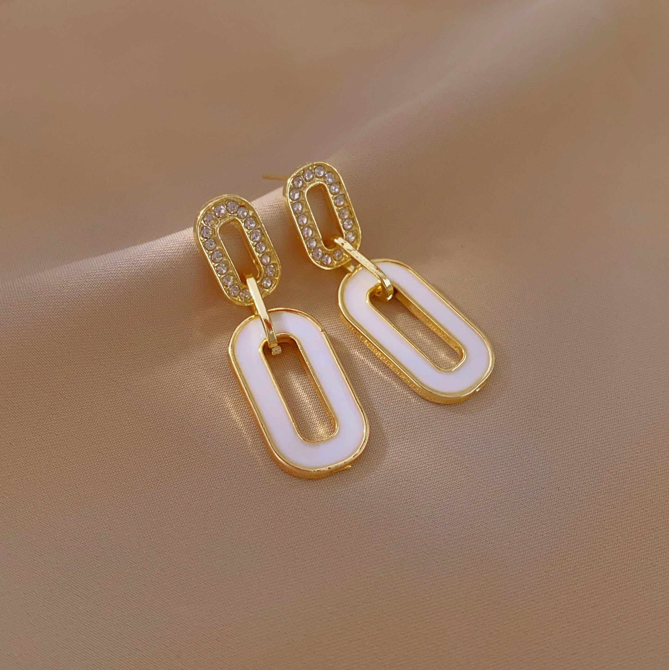 New fashionable and elegant, interlocking earrings, light luxury, retro, niche and simple long earrings Specification image