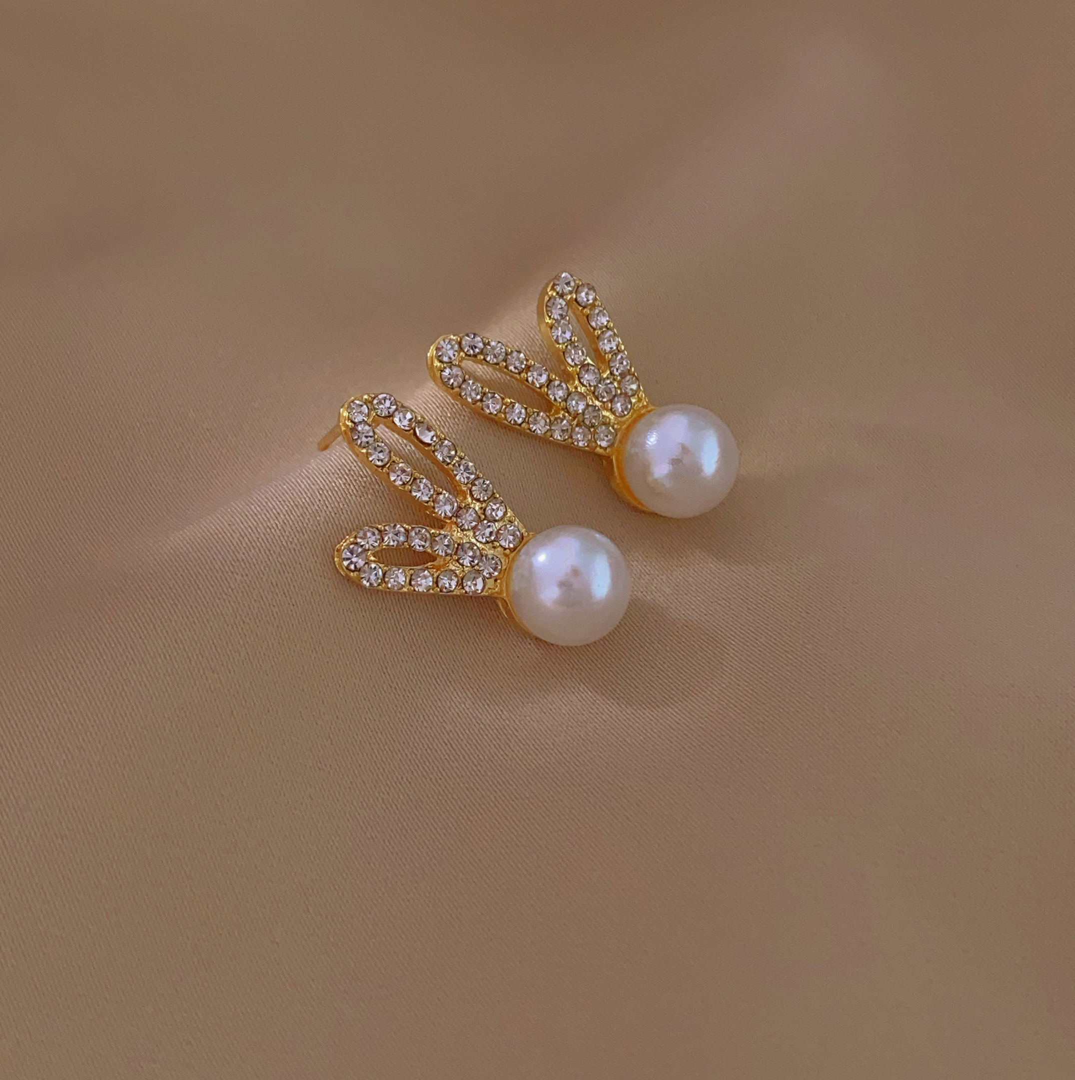 The new fashionable white rabbit stud earrings are elegant, luxurious, cute, versatile and small Specification image