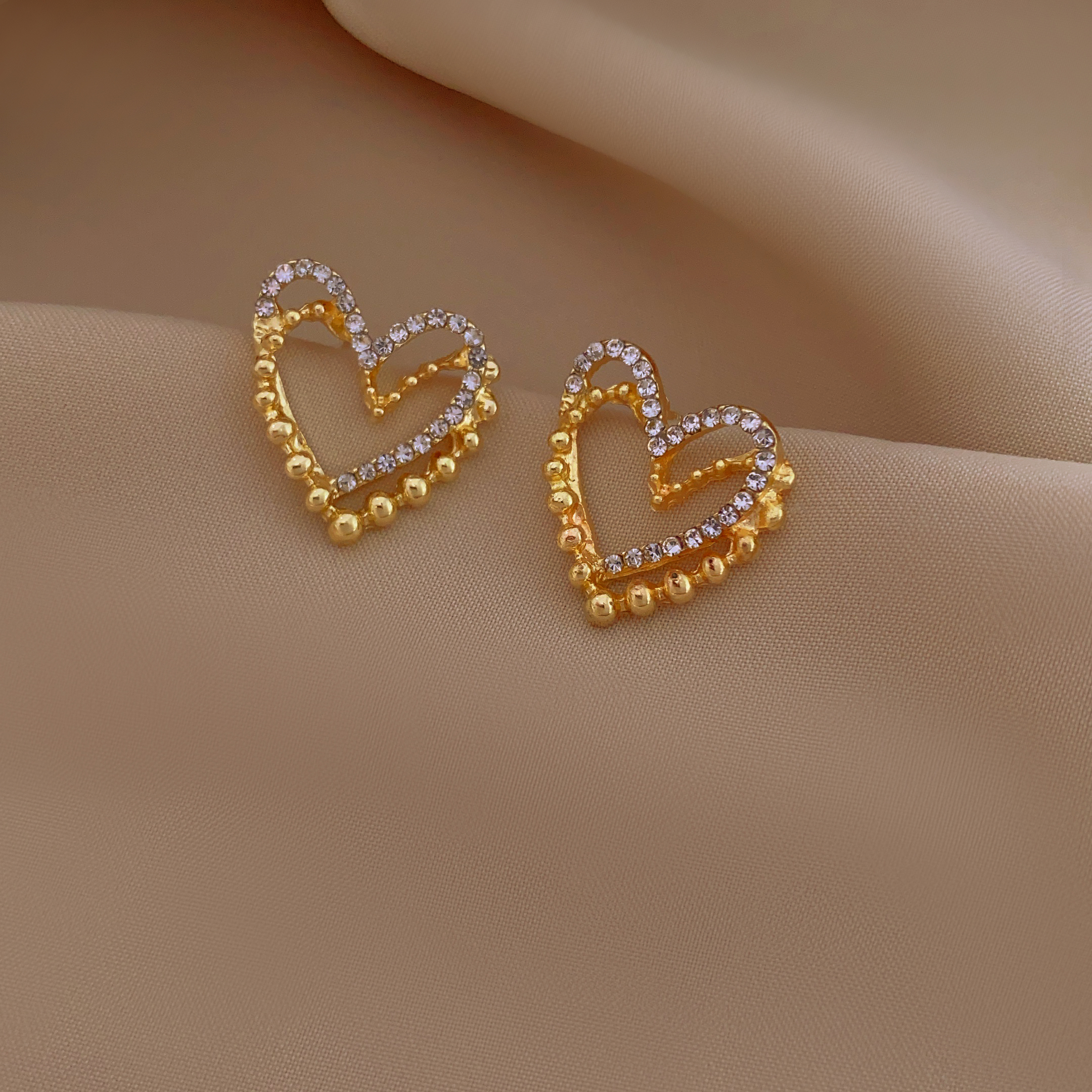 The new 2024 style of elegant, light luxury, fashionable, versatile, retro French, simple and exquisite heart-shaped stud earrings Specification image