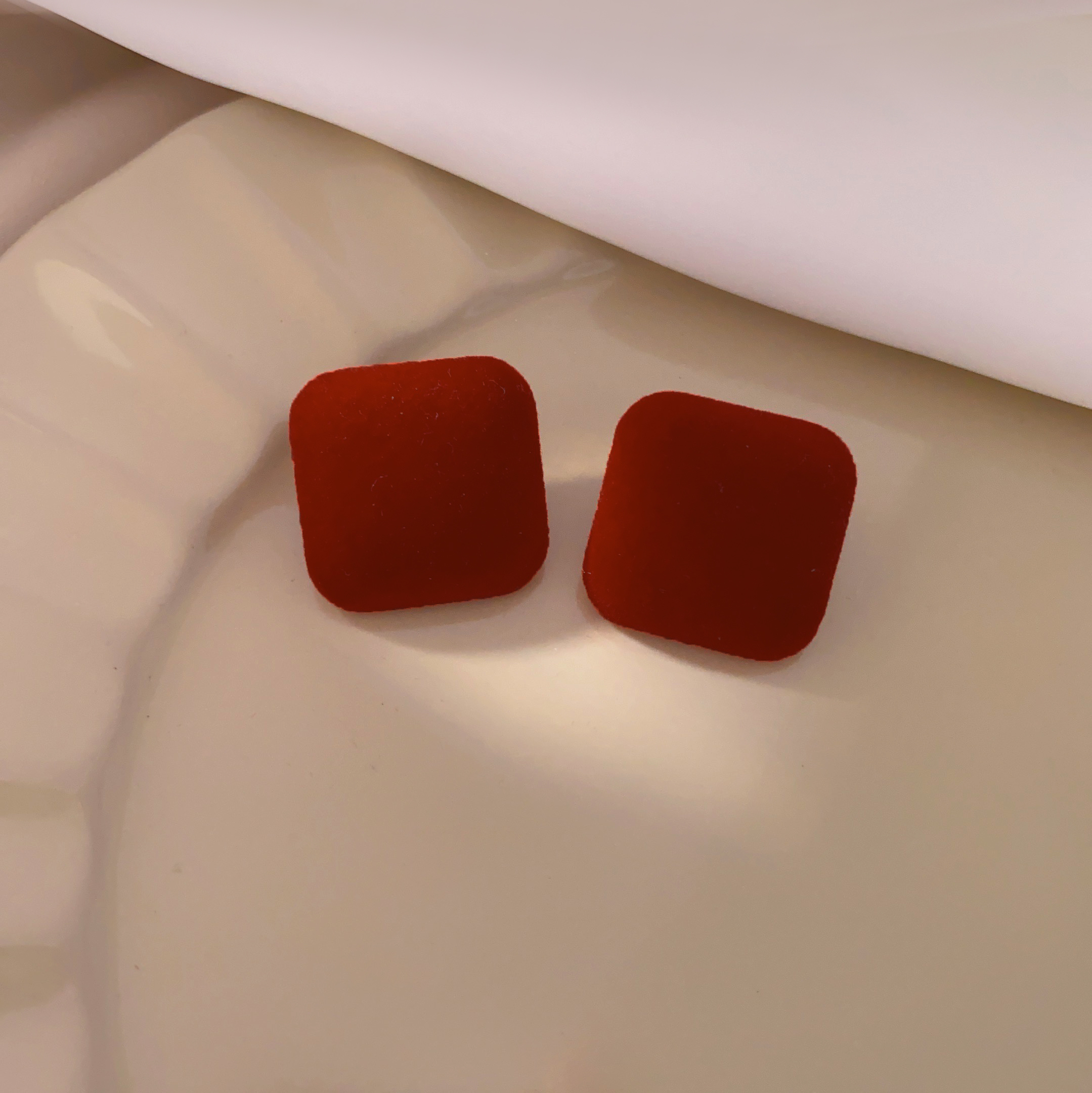 Autumn and winter retro style, wine red square velvet earrings, women's niche design sense, simple and elegant, unique round stud earrings Application Scenario