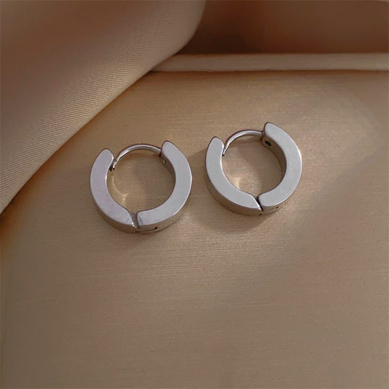The new 2024 earrings feature a trendy, niche design, trendy stud earrings, cool and stylish earrings, and simple ear buckles details Picture