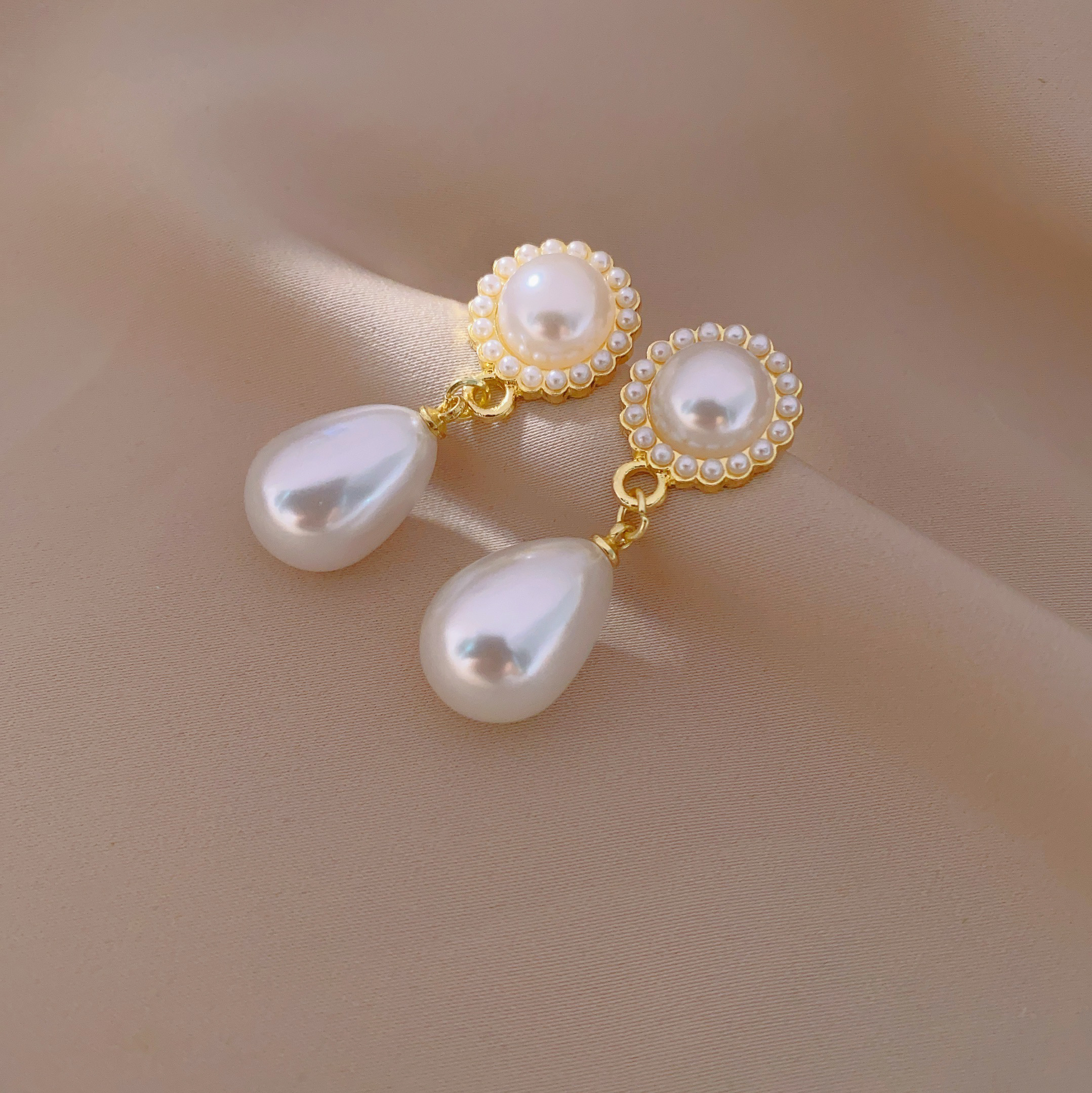 "Hong Kong Style Beauty" court retro French artistic water drop pearl texture earrings, ins cold style earrings for women Specification image