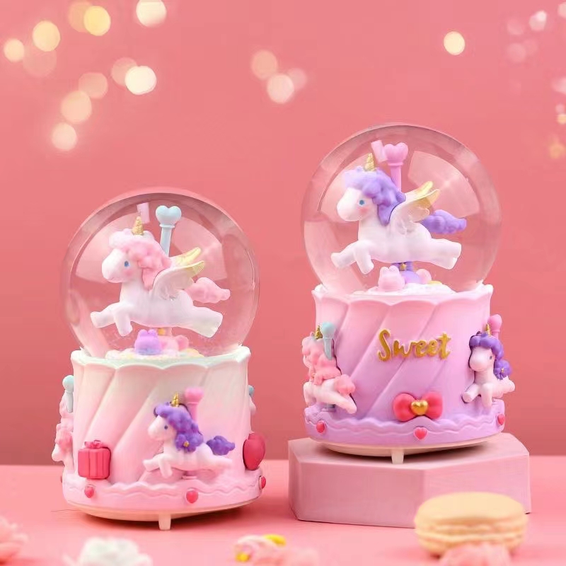 树脂玻璃工艺品水晶球飘雪的厂家直销店，情人节礼物，卡通人物，欢迎大家来采购。琉璃灯白底实物图