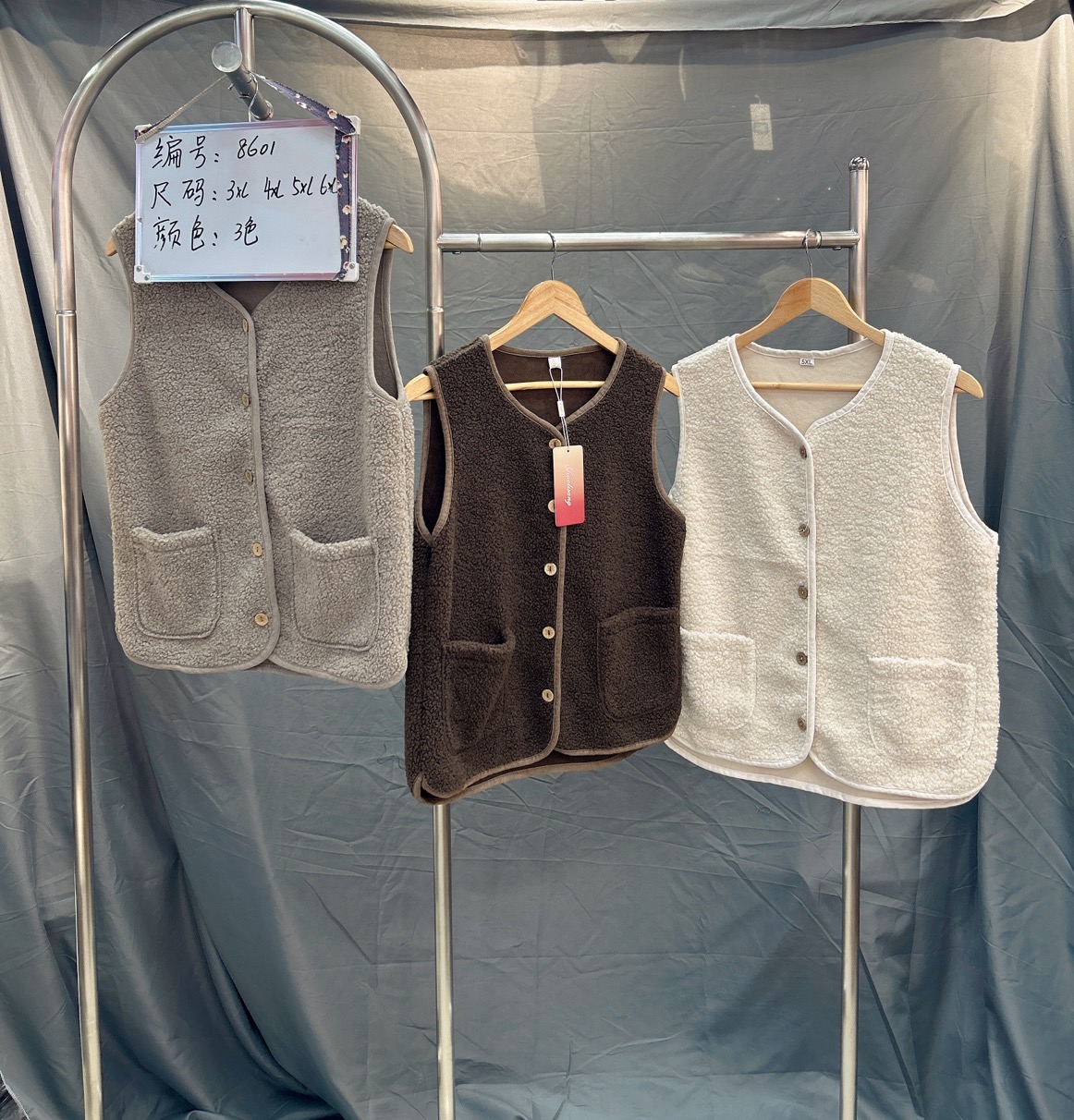 The new Korean-style versatile granular fleece imitation lambskin women's vest is a trendy short buttoned waistcoat with a fashionable scarf