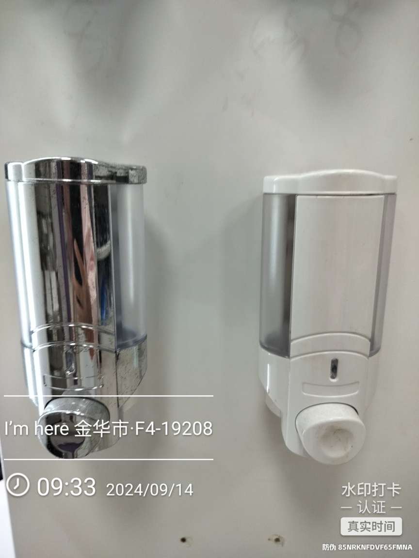 银白两色皂液器