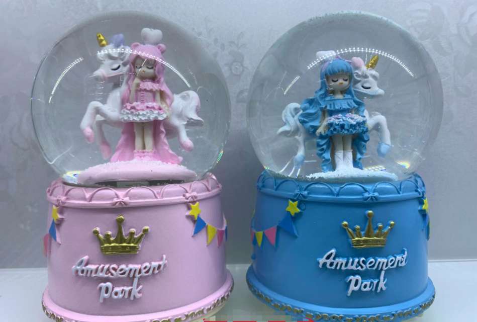 树脂玻璃工艺品水晶球飘雪的厂家直销店，情人节礼物，卡通人物，欢迎大家来采购。琉璃灯详情图4