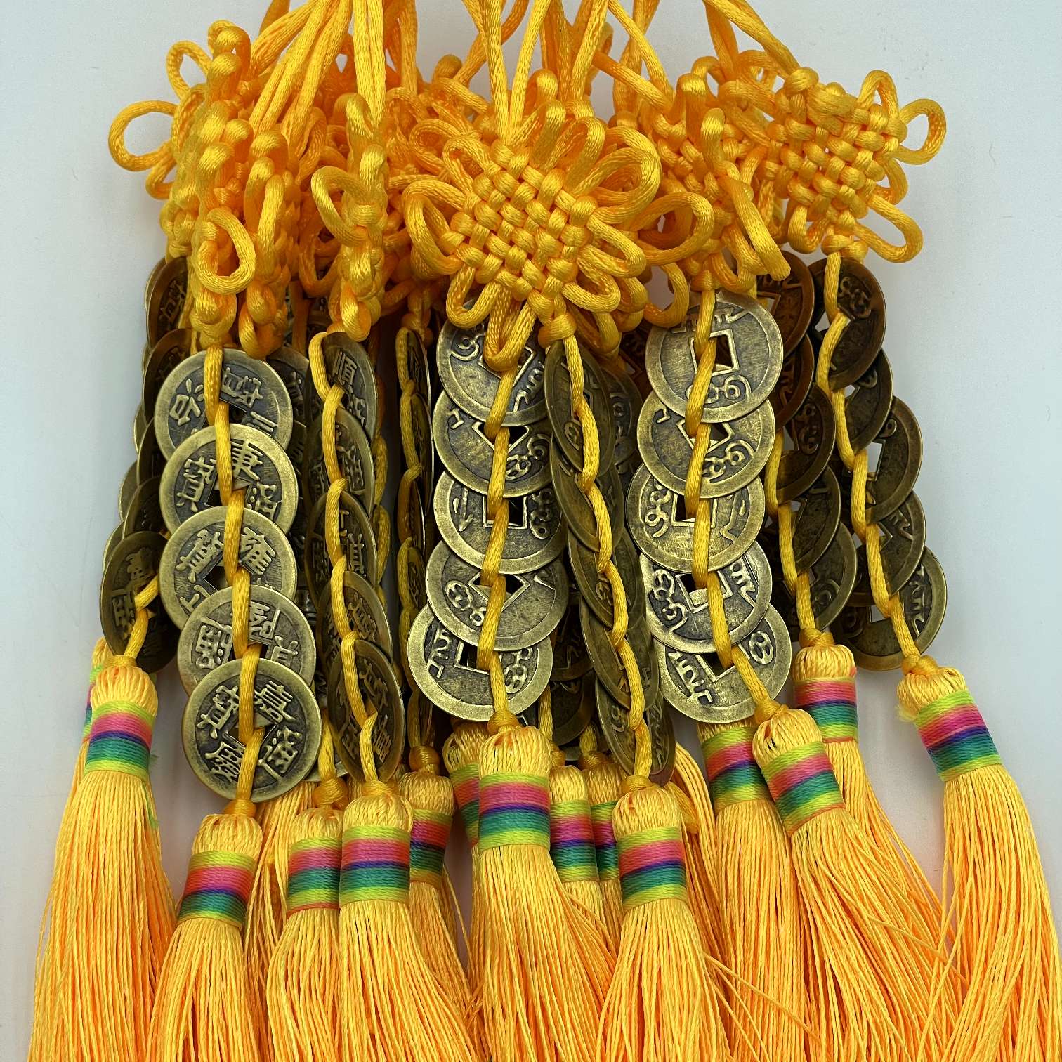 Yiwu City Lin 烺 handicrafts wholesale 6 coils 2.5 copper coins Five Emperors' strings red and yellow Five Emperors' strings street stall goods Application Scenario