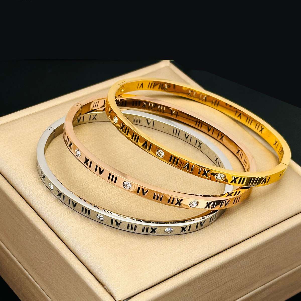 钛钢手镯时尚个性罗马字不掉色手环韩国简约女手链配饰品