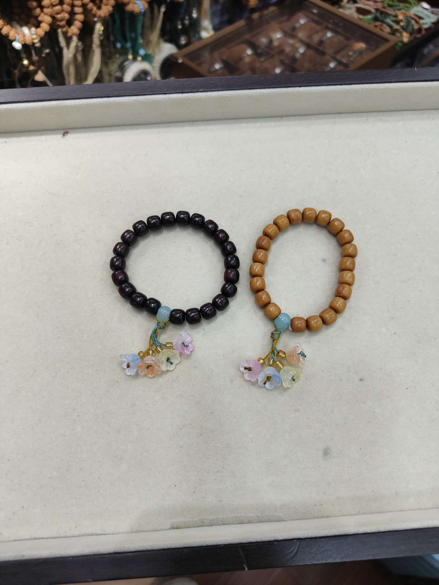 紫檀木印尼檀香铃兰花手链
手串详情图2