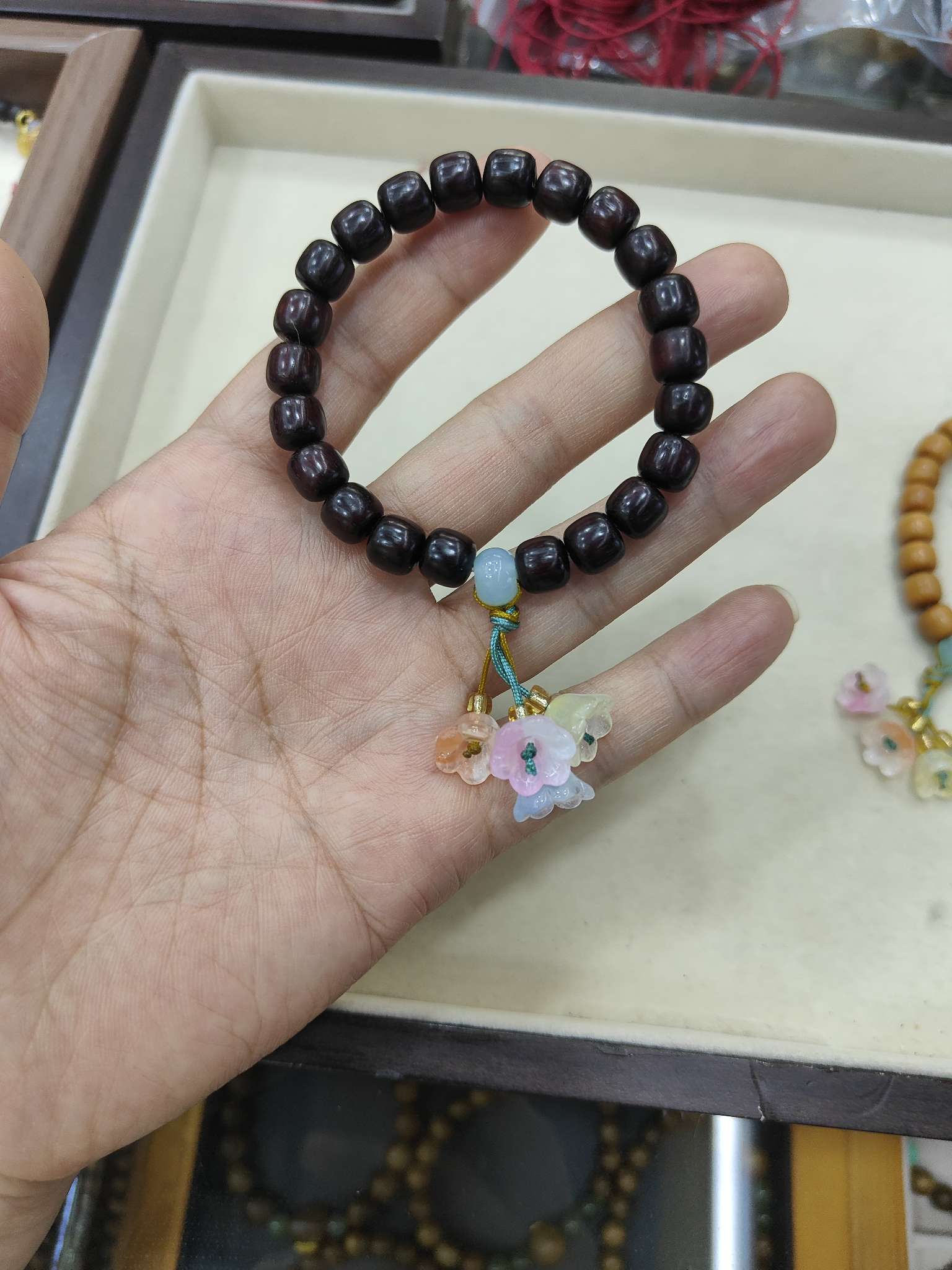 紫檀木印尼檀香铃兰花手链
手串产品图