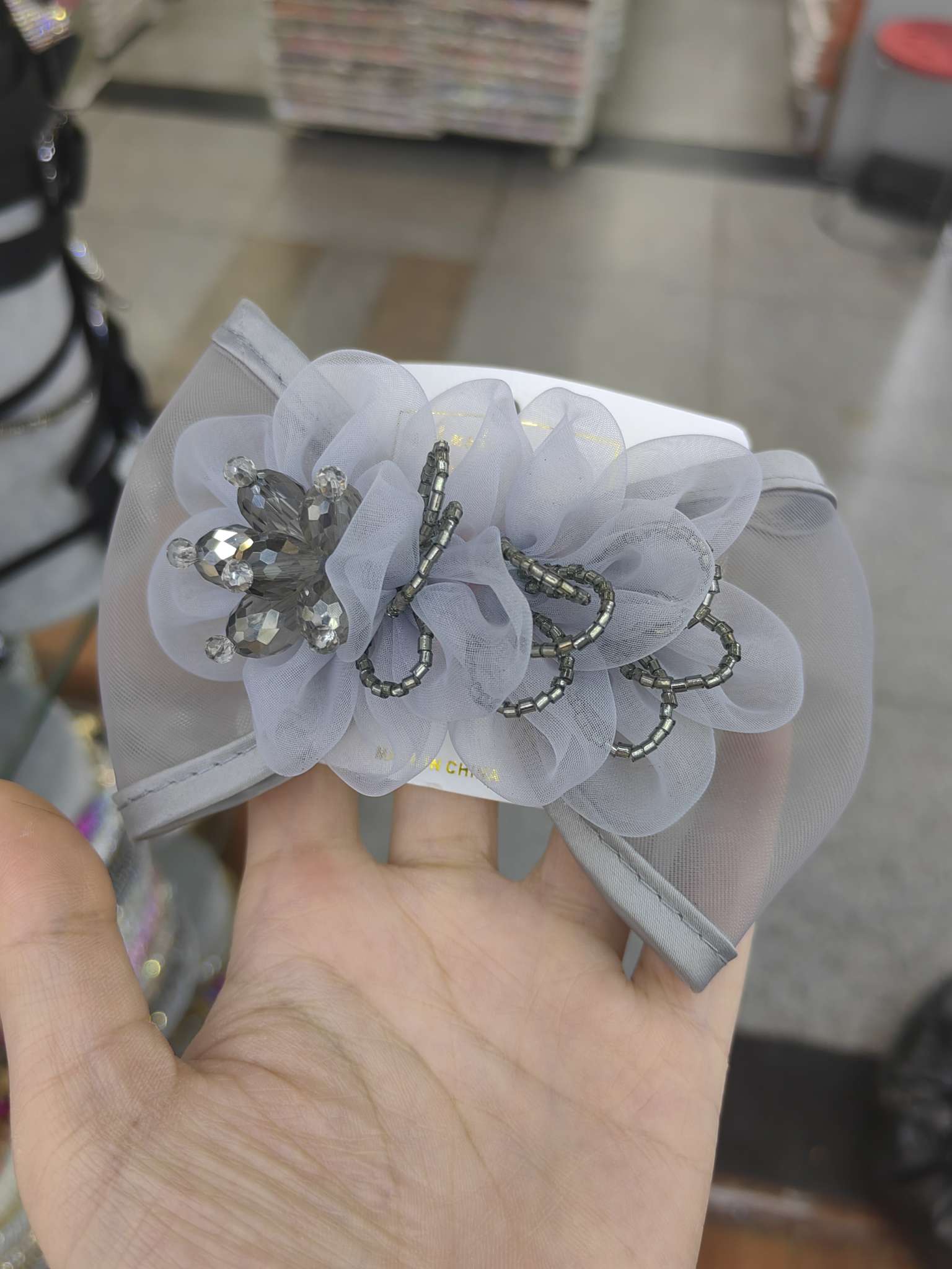 Creative accessories, hair accessories, headwear sets, hair clips, hairpins, and grab clips are available in multiple styles and randomly dispatched. They are essential for fashionable ladies' daily outfits Specification image