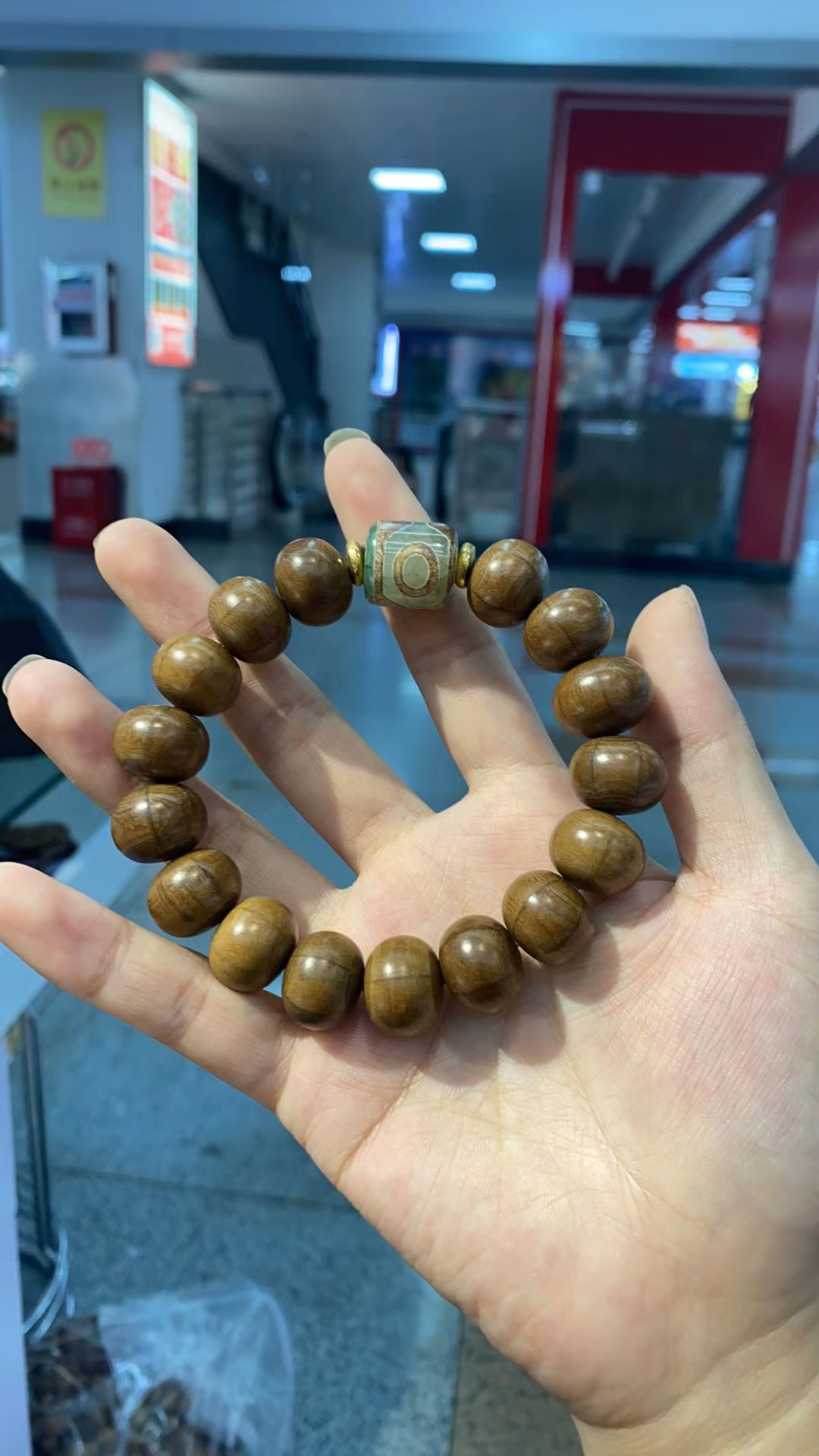 Premium six-grain wood with sky beads details Picture
