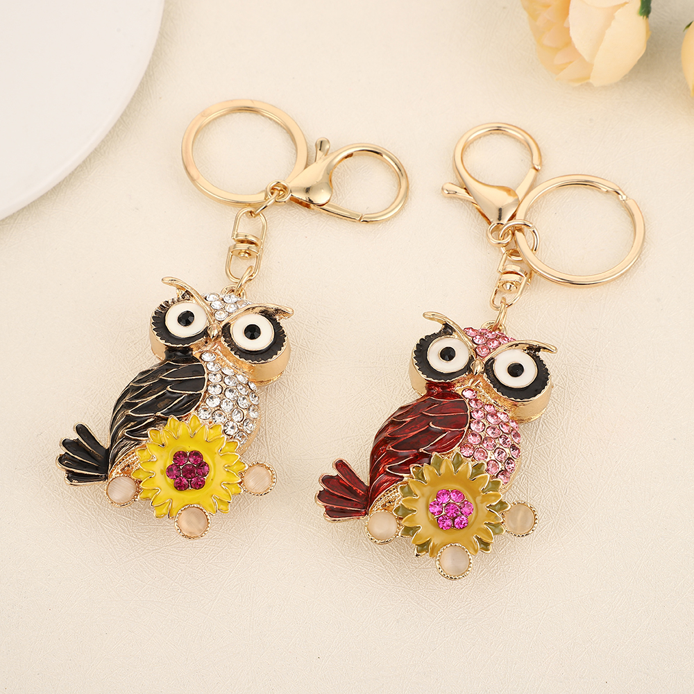 Cross-border diamond-encruted owl car keychain, metal cute couple bag pendant, keychain gift Application Scenario