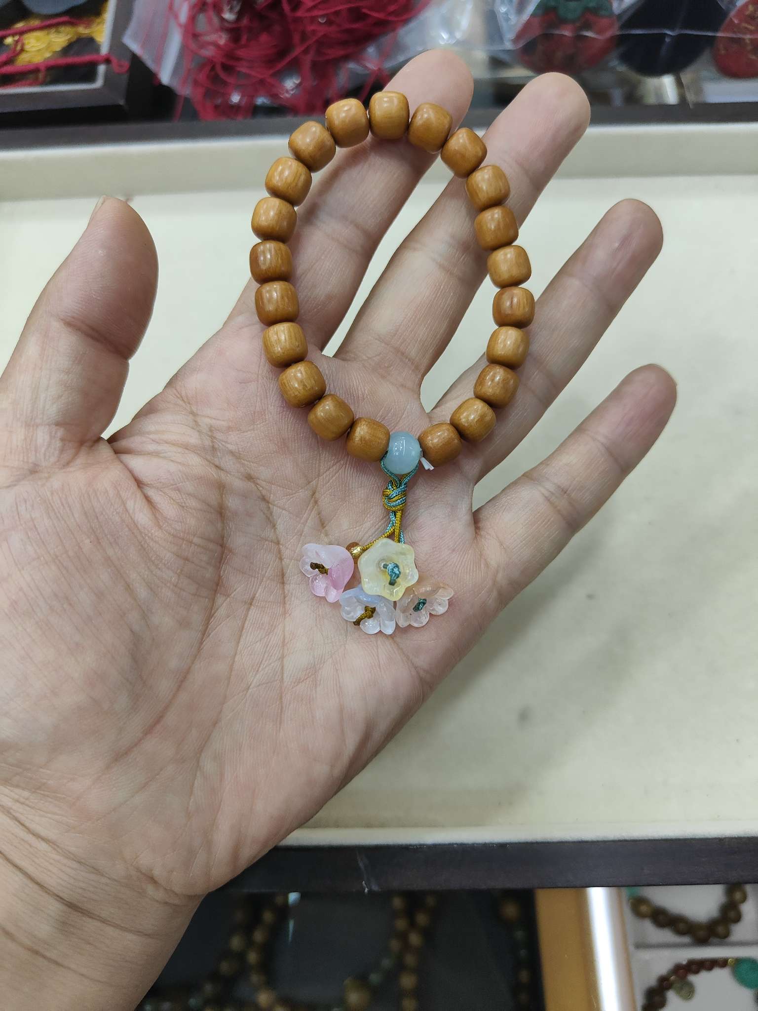 紫檀木印尼檀香铃兰花手链
手串细节图