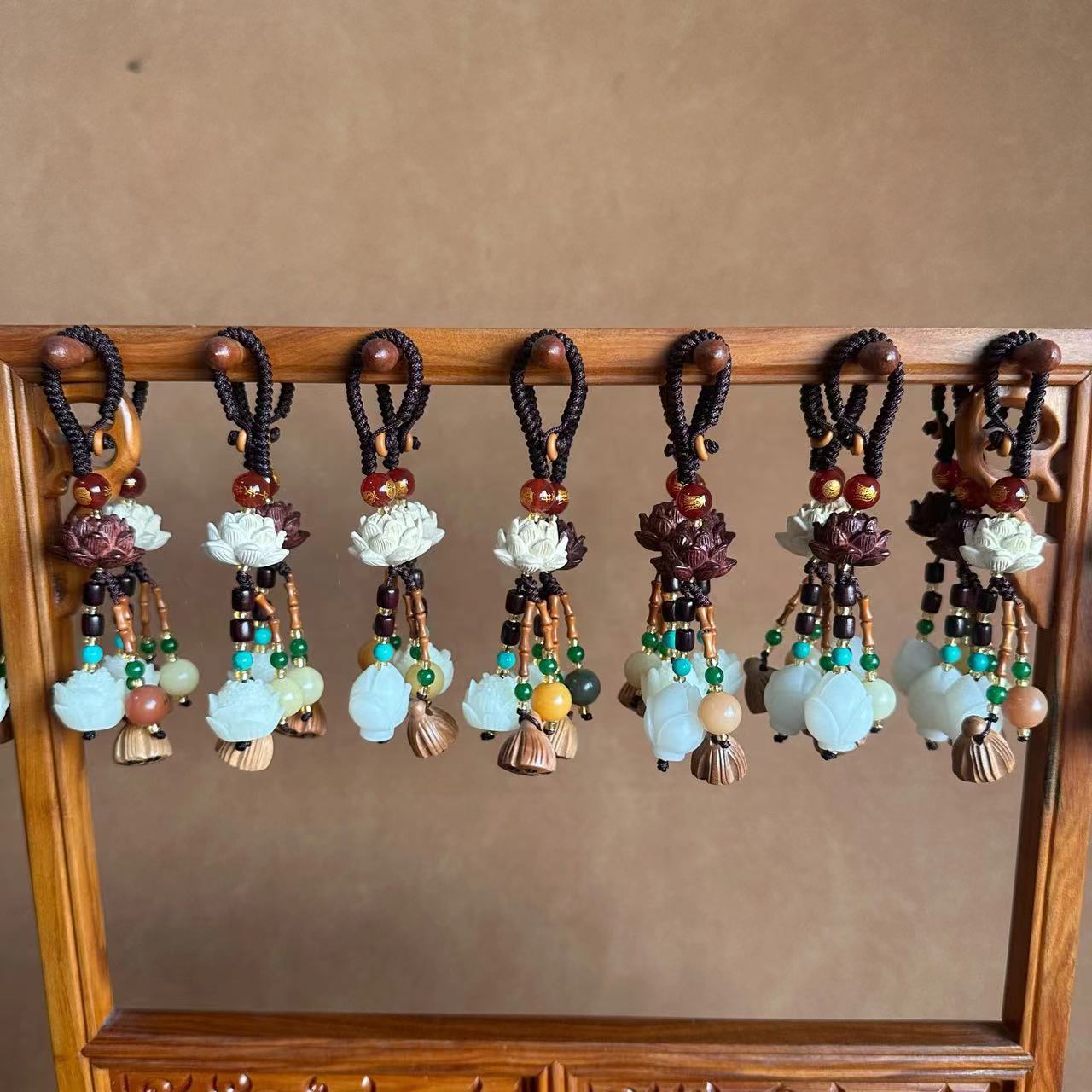 Wanxia Original DIY handmade rosewood lotus bag pendants, keychains, magnolia flower car key pendants, Bodhi lotus couple bag pendants wholesale, decorative small pendants, school bags, small coin purse pendants factory direct sales Item Picture