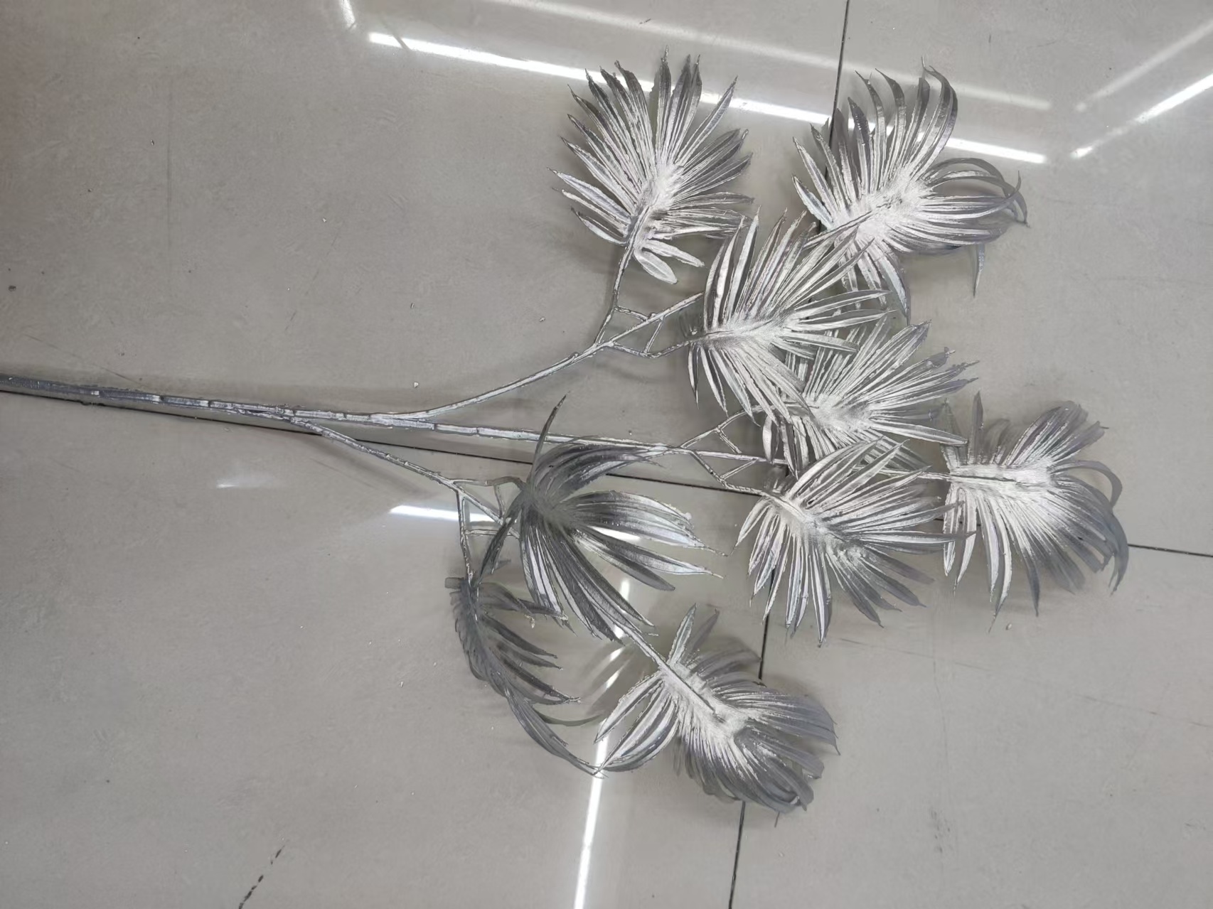 A bestseller in foreign trade: 3-fork simulated leaf, simulated craft decorative item, home decoration simulated plastic leaf branch Application Scenario