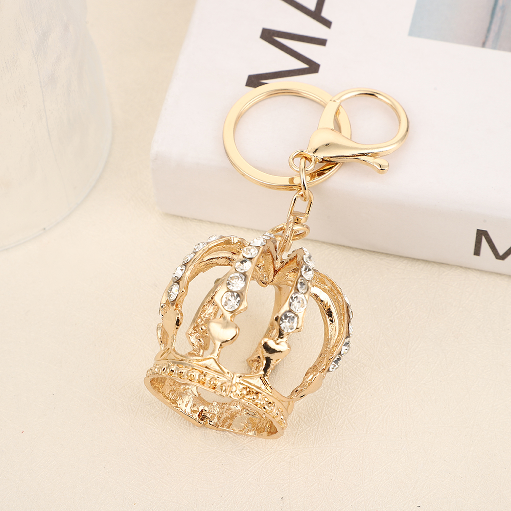 Diamond-encrusted crown car keychain, metal cute women's bag pendant, keychain creative gift Application Scenario