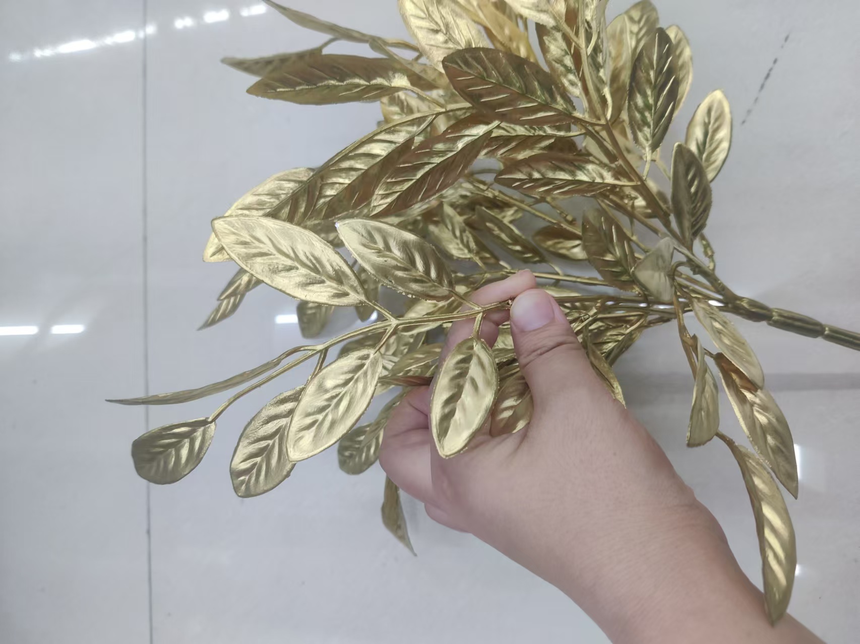 Best-selling artificial flower home ornaments, golden artificial leaves, plastic leaf ornaments Item Picture