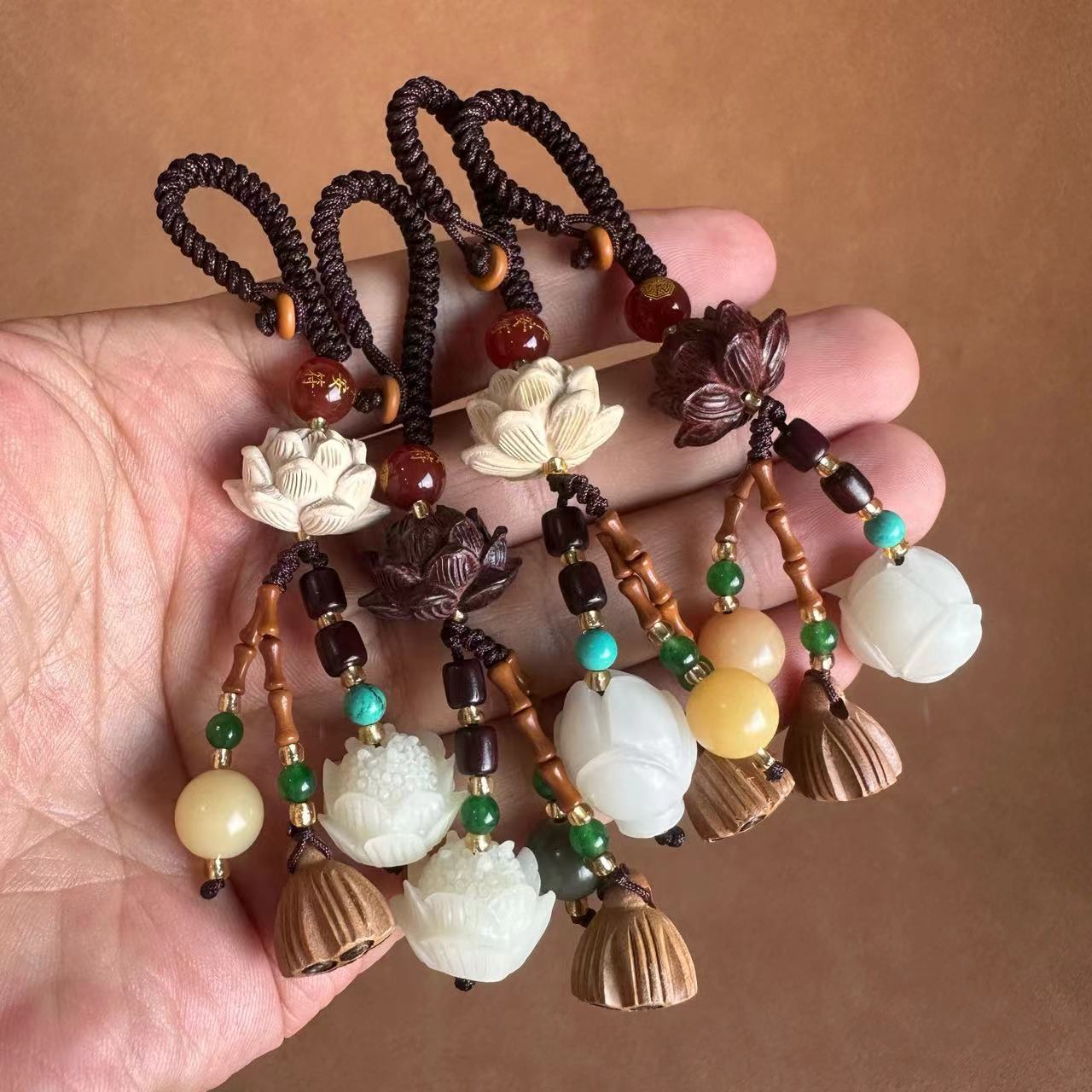 Wanxia Original DIY handmade rosewood lotus bag pendants, keychains, magnolia flower car key pendants, Bodhi lotus couple bag pendants wholesale, decorative small pendants, school bags, small coin purse pendants factory direct sales Application Scenario
