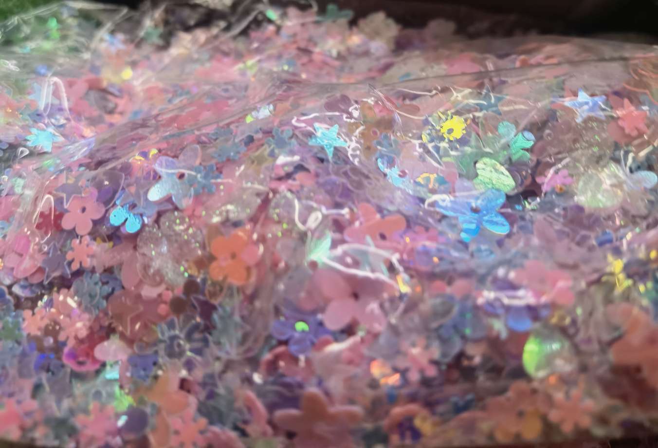 6mm stars, 4mm empty five-star, 10mm heart, various plum blossoms, golden luster mixed with sequins, Jincan 141 Application Scenario