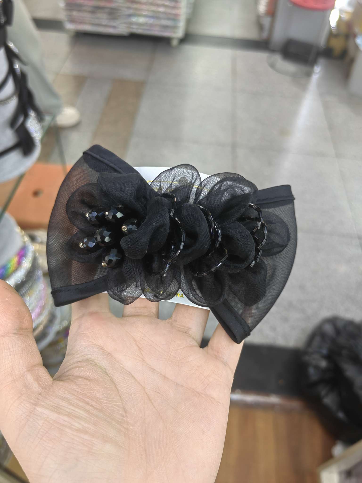Creative accessories, hair accessories, headwear sets, hair clips, hairpins, and grab clips are available in multiple styles and randomly dispatched. They are essential for fashionable ladies' daily outfits detail image 2