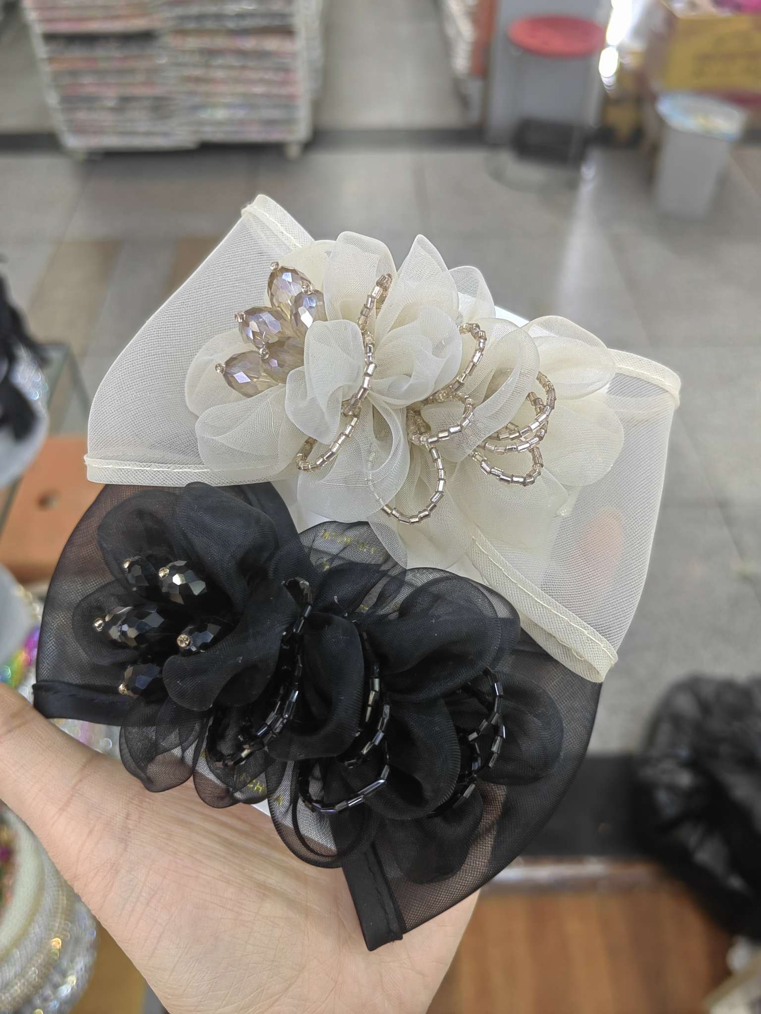 Creative accessories, hair accessories, headwear sets, hair clips, hairpins, and grab clips are available in multiple styles and randomly dispatched. They are essential for fashionable ladies' daily outfits detail image 5