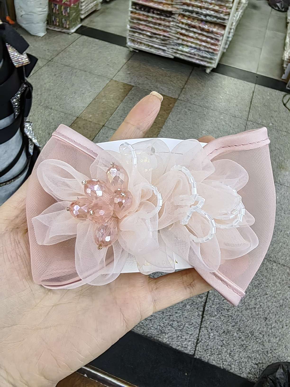 Creative accessories, hair accessories, headwear sets, hair clips, hairpins, and grab clips are available in multiple styles and randomly dispatched. They are essential for fashionable ladies' daily outfits Application Scenario