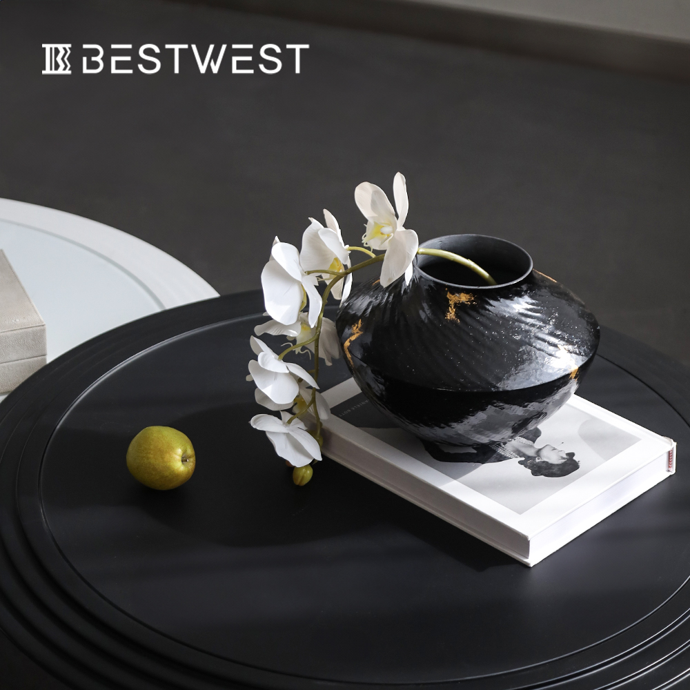 Fashionable home decor items such as tabletops, wine cabinets, vases, and ceramic, glass, and resin are all available details Picture