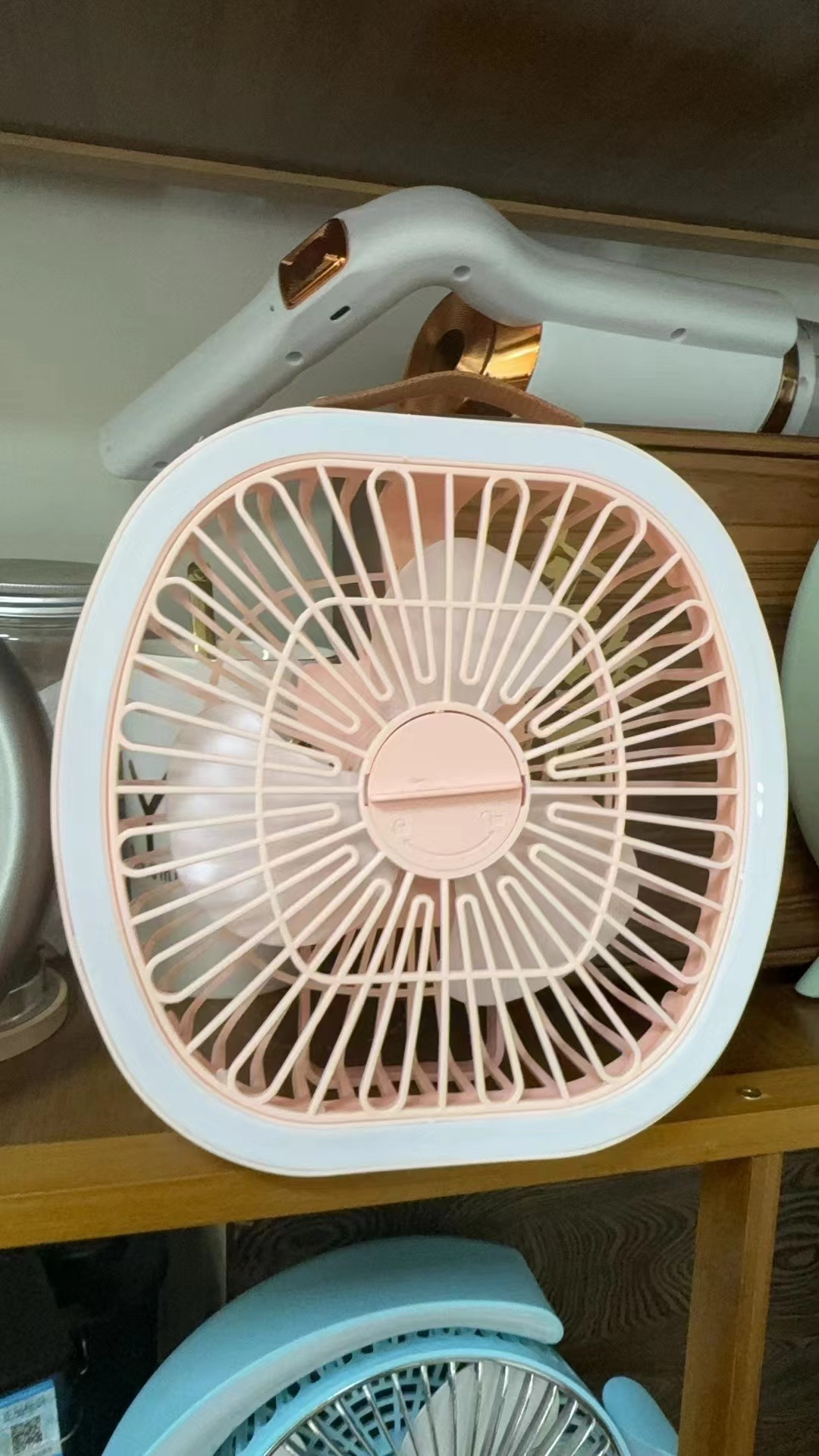 Pequeño ventilador con luces de colores