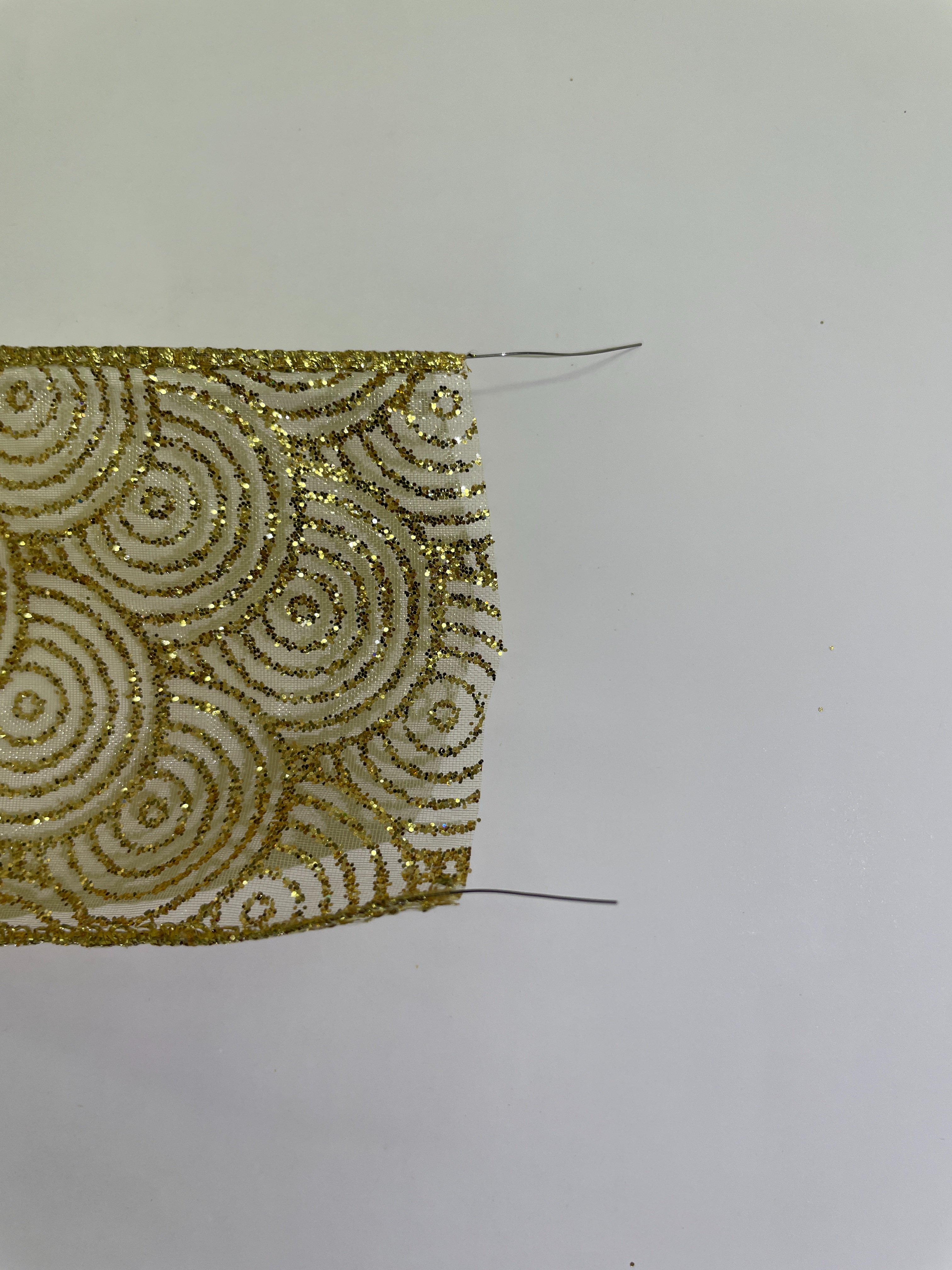 Item No. : 2363 Christmas Gift Packaging Decoration DIY Pearl Yarn Gold Scallion Slice Circle Christmas Wire Band 6.3cm Specification image