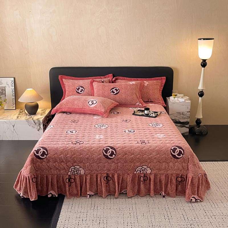 Fringed, printed, cotton-padded, thickened bed cover set, milk velvet, flannel, gold-carved velvet set, quilt cover, bed cover, pillowcase set, DB Home textiles Item Picture