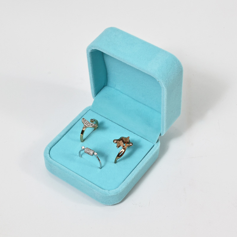 Hot-selling velvet fabric and metal decoration jewelry storage box, jewelry store gold store decoration box, Valentine's Day and Mother's Day ring box, pendant box, bracelet box, bracelet box, jewelry packaging box, jewelry packaging box, jewelry box, women's European-style jewelry box Application Scenario