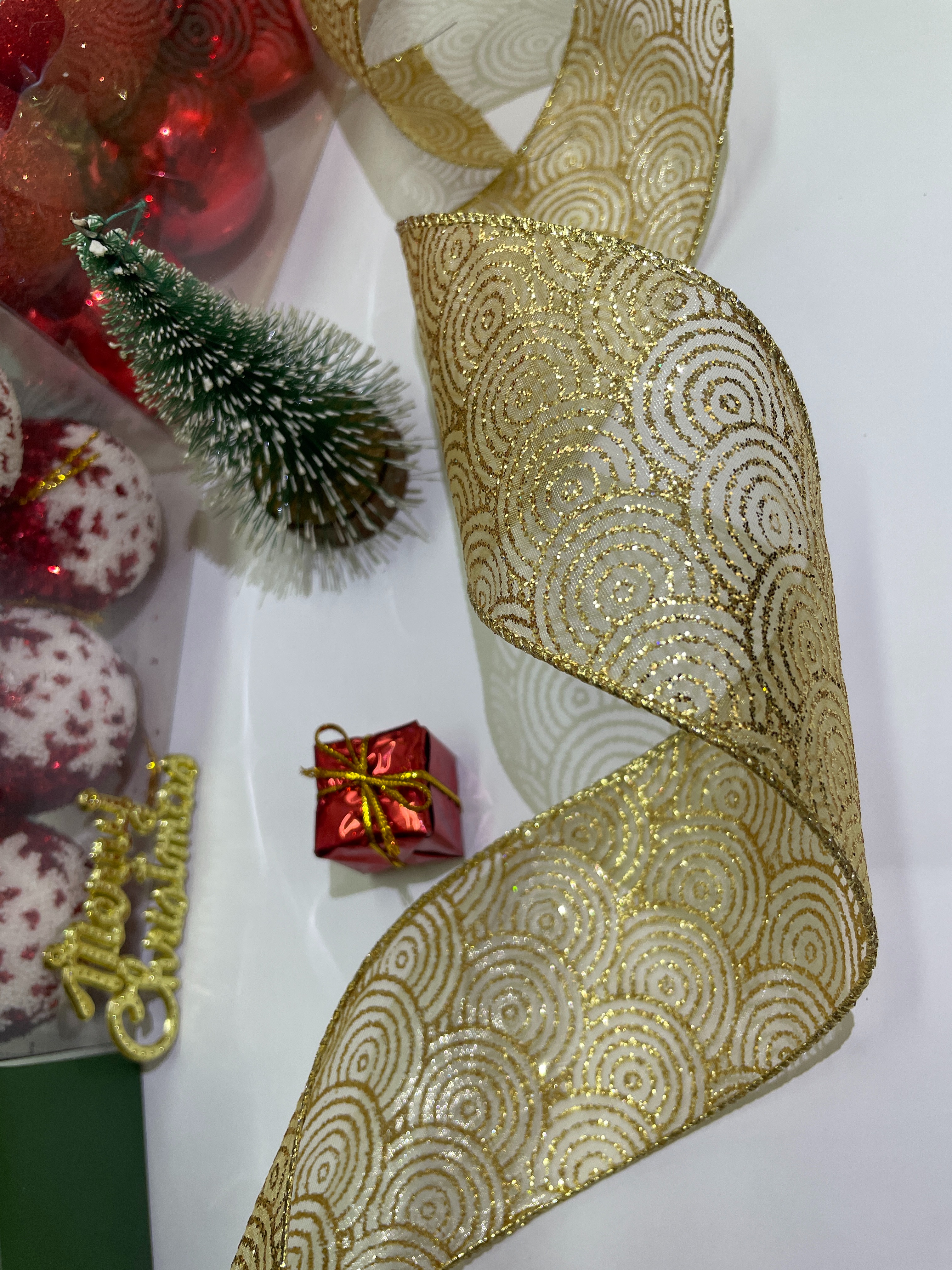 Item No. : 2363 Christmas Gift Packaging Decoration DIY Pearl Yarn Gold Scallion Slice Circle Christmas Wire Band 6.3cm