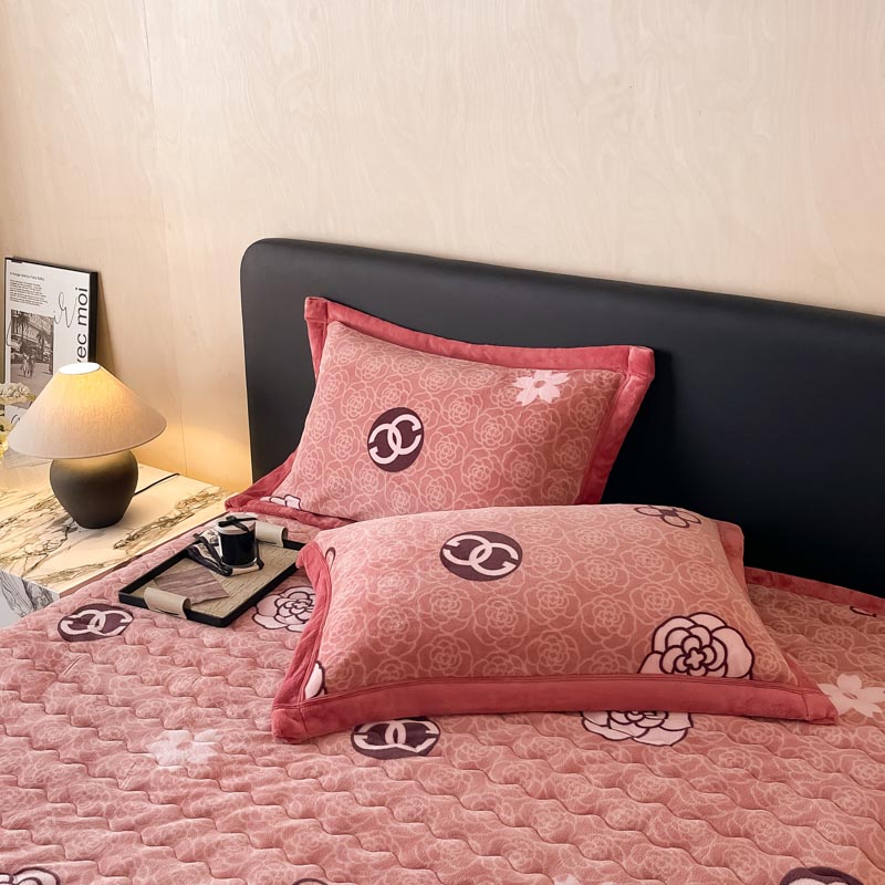 Fringed, printed, cotton-padded, thickened bed cover set, milk velvet, flannel, gold-carved velvet set, quilt cover, bed cover, pillowcase set, DB Home textiles Application Scenario