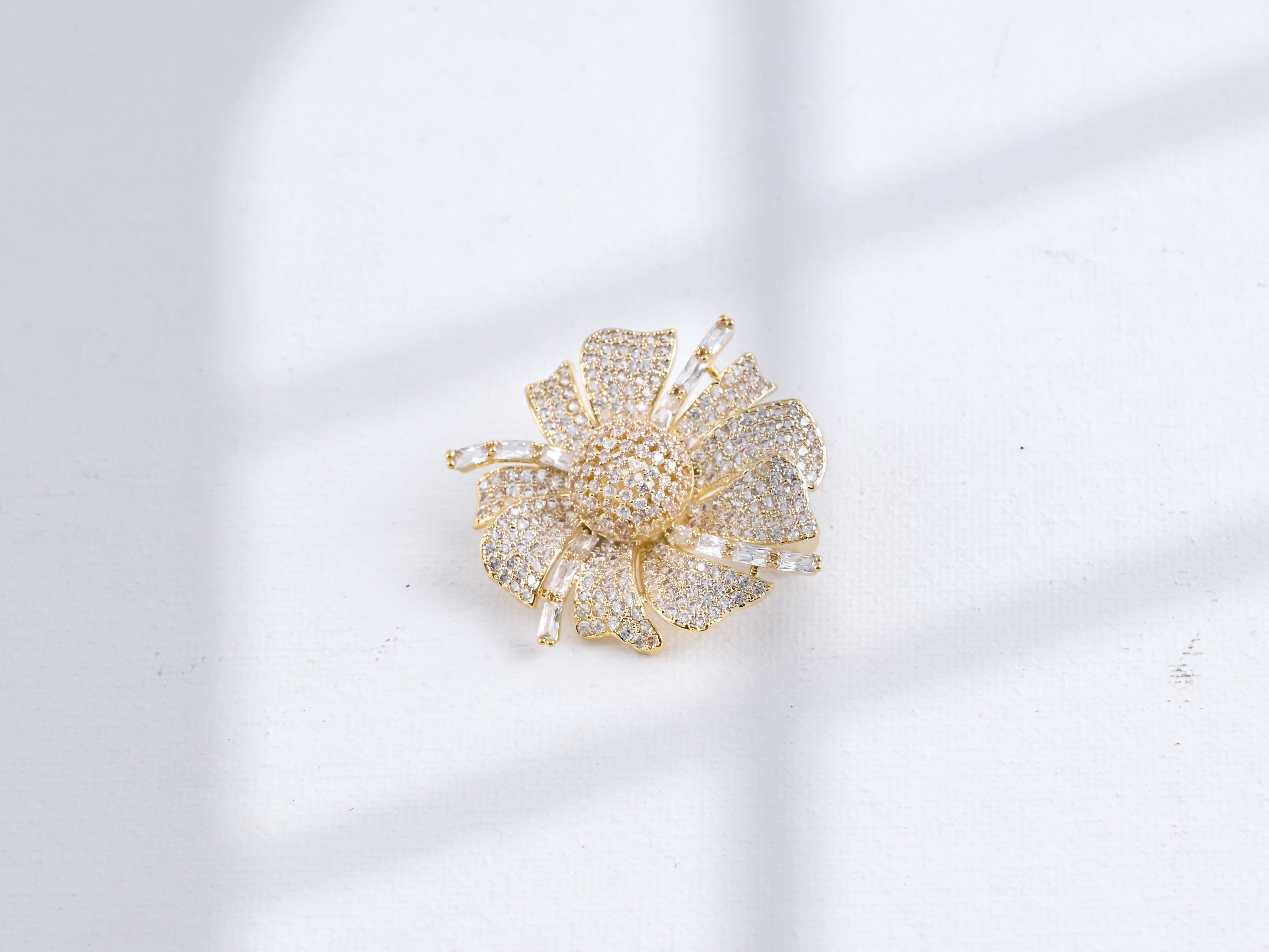 Xuhui brand copper-plated real gold and zircon inlaid fashion brooch with luxurious flower design, trendy women's accessory brooch Specification drawing