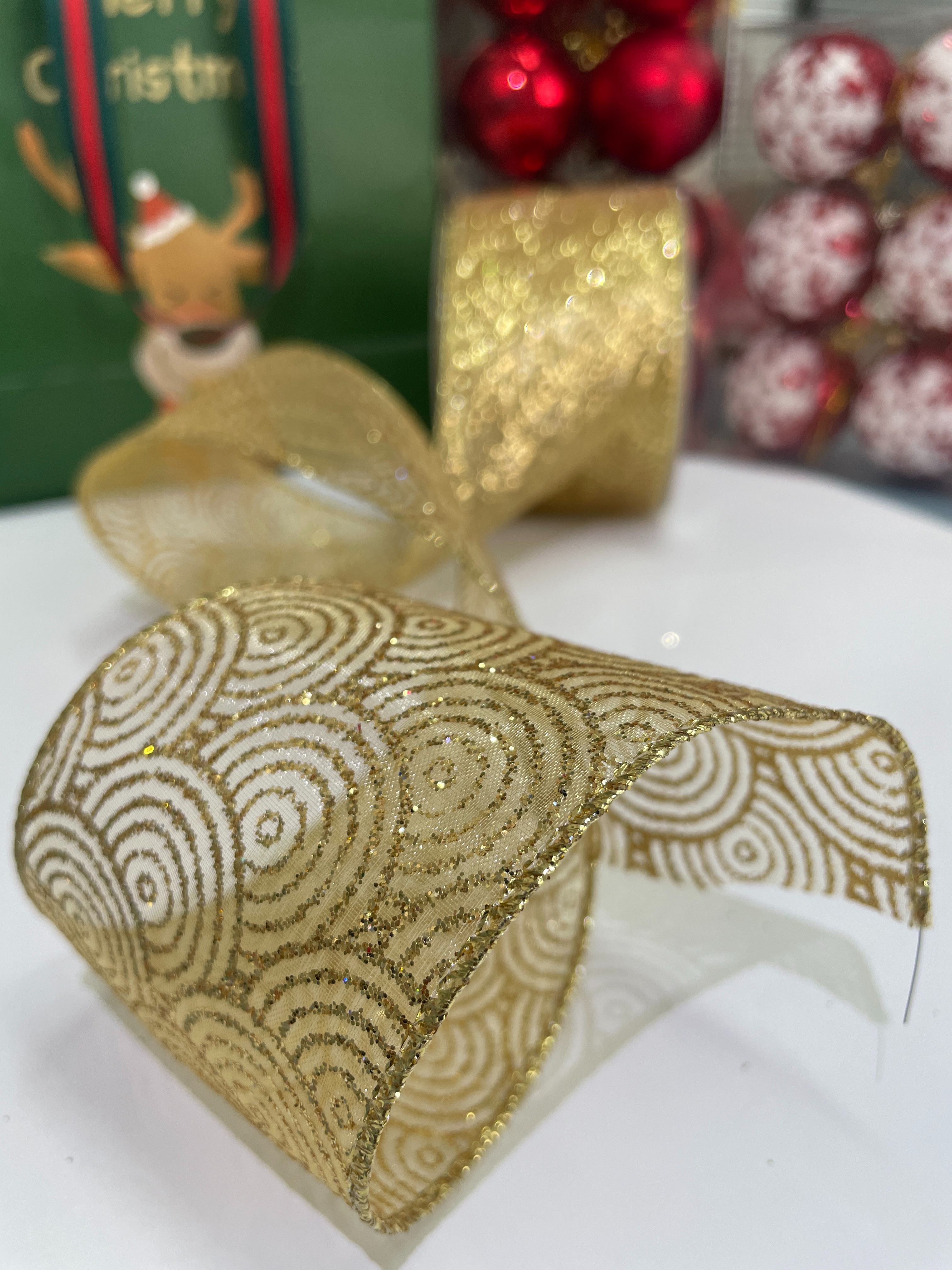 Item No. : 2363 Christmas Gift Packaging Decoration DIY Pearl Yarn Gold Scallion Slice Circle Christmas Wire Band 6.3cm Application Scenario