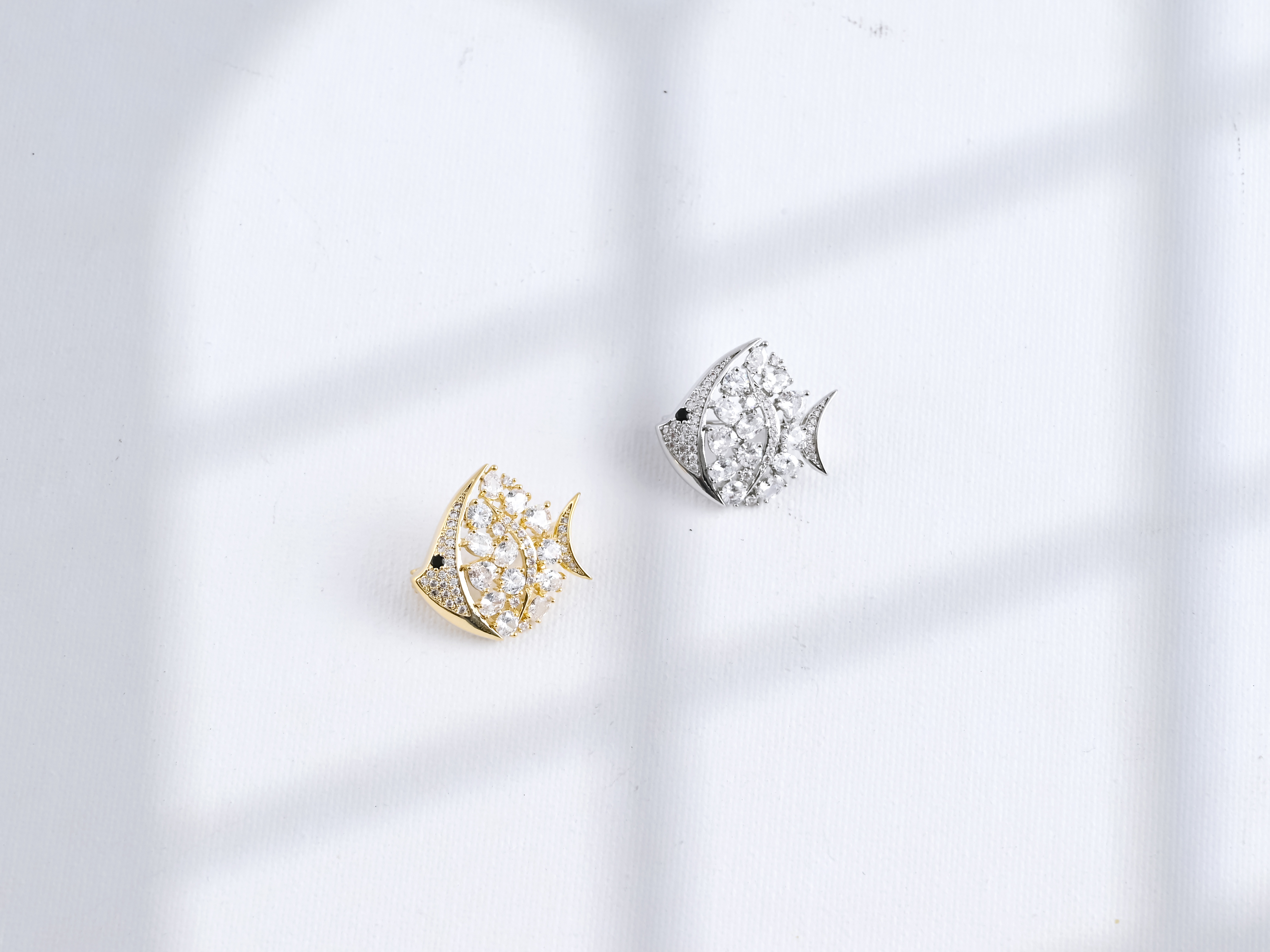 Xuhui brand copper-plated real gold and zircon fish-shaped personalized brooches and pins are fashionable and versatile. There are many women's styles to choose from Specification drawing