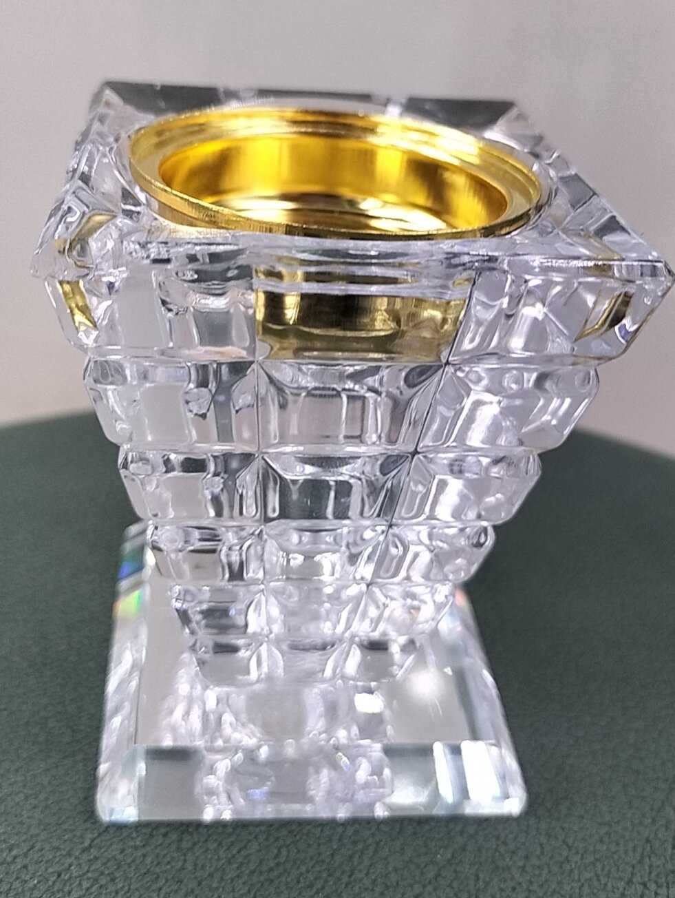 The ingenious combination of crystal and metal, the crystal candlestick incense burner that integrates practicality and ornamental value, and the exquisite crystal candlestick incense burner that is popular in Europe, America and the Middle East, are available in a wide variety. Welcome to purchase details Picture