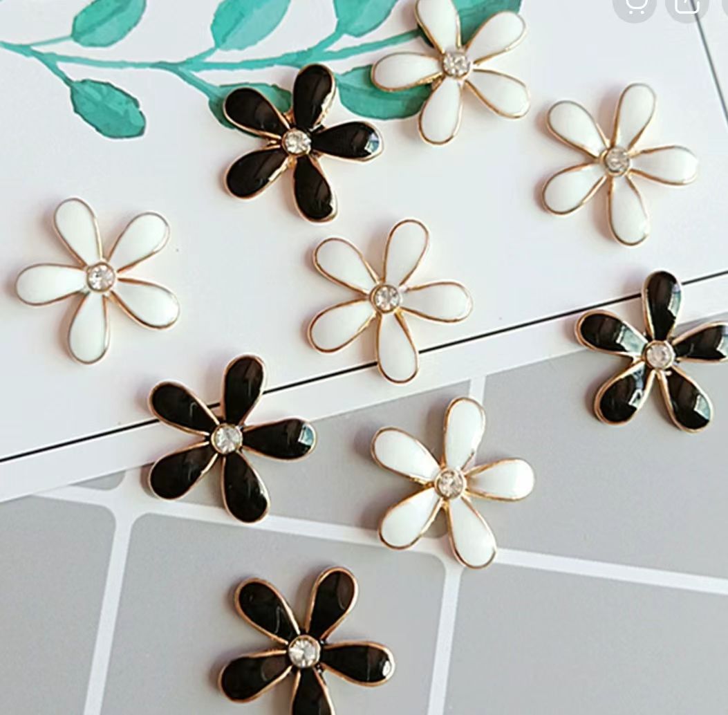 DUY children's beaded bracelet, clothing accessories, diamond-encrusted leather strips, disc buckle pins, phone case accessories Specification image