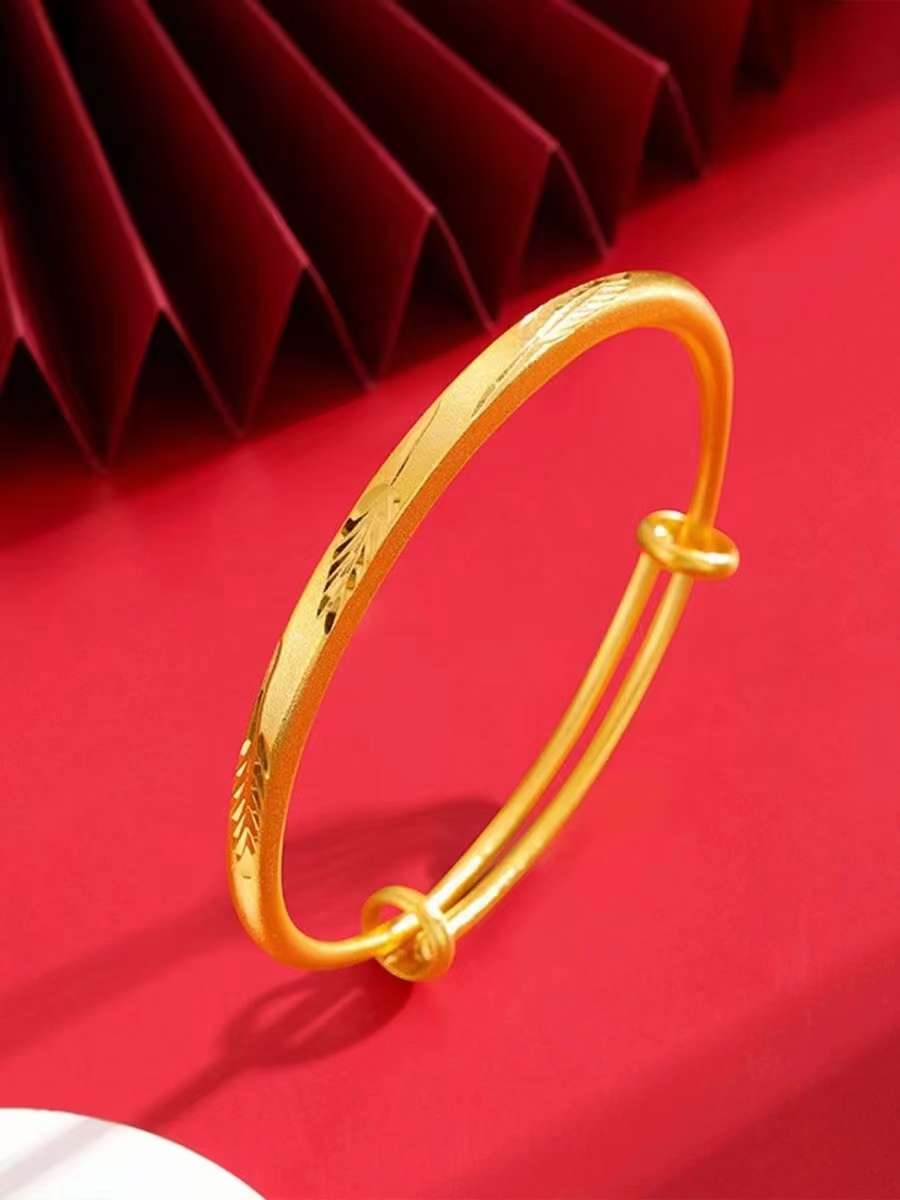 Exquisite jewelry, fashionable accessories, elegant ladies' jewelry, various styles of bracelets and bangles